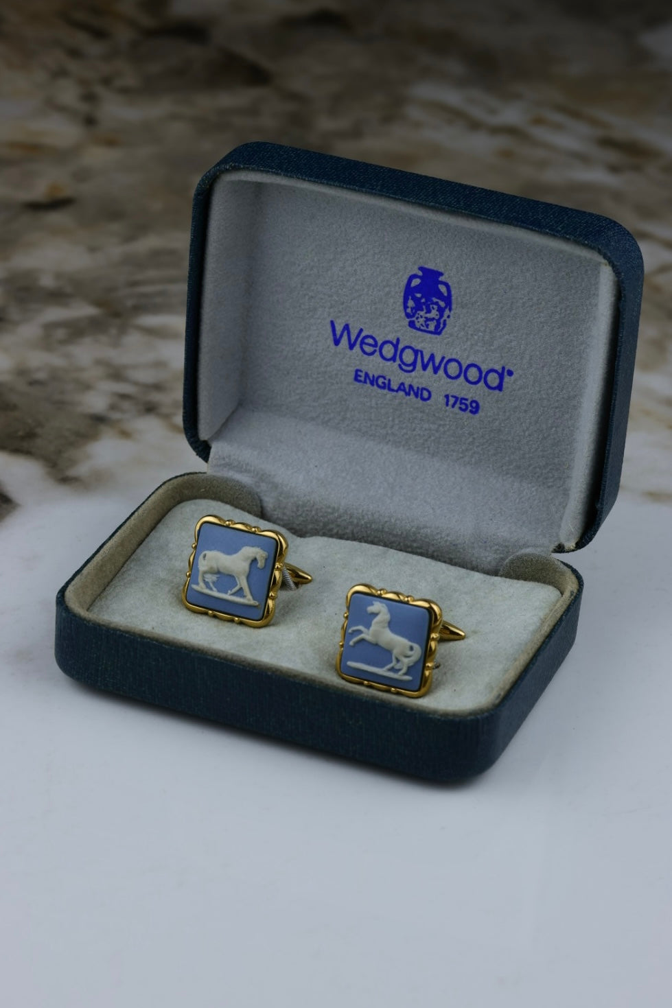 Wedgwood – spinki do mankietów, z błękitnym wypełnieniem i motywem konia (S27)