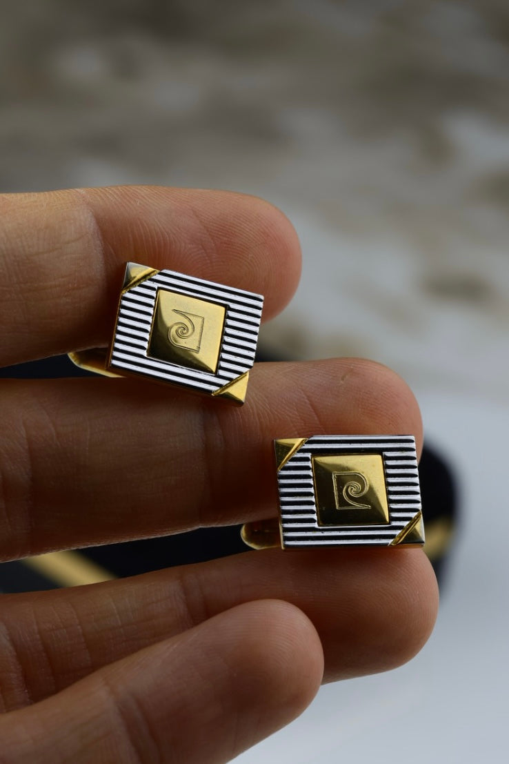 Pierre Cardin – spinki do mankietów w odcieniu stalowo-złotym z logo (S42)