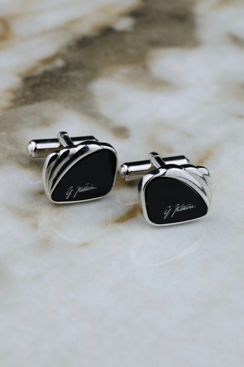 Yumi Katsura – stalowe spinki z czarnym akcentem i białym logo (SP011)