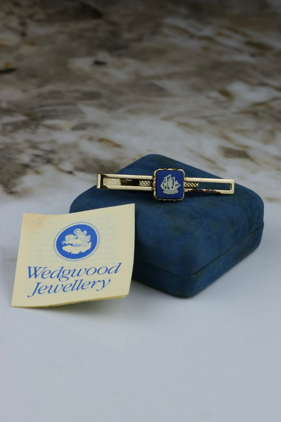 Wedgwood – spinka do krawata „The Golden Hind”, pozłacana z błękitnym wypełnieniem (S31)
