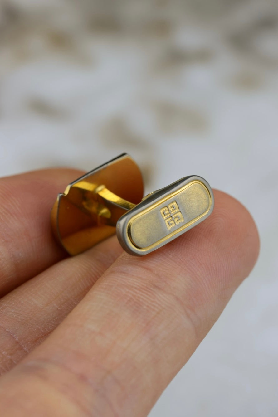 Givenchy – stalowo-złote spinki z czarnym logo (SP019)