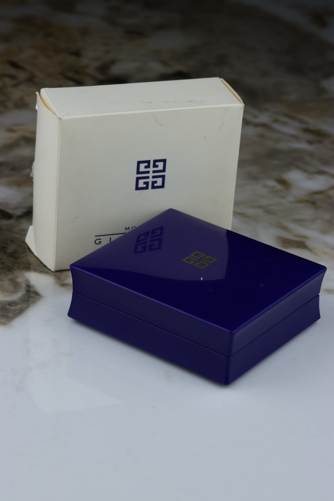 Givenchy – spinka do krawata, stalowo-złota z czarnym napisem logo (S36)