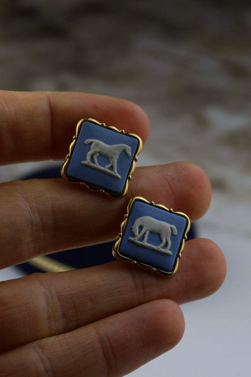Wedgwood – spinki do mankietów, pozłacane z błękitnym motywem konia Stubbs Horses (S30)
