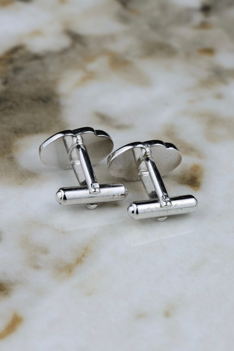 Yumi Katsura – stalowe spinki w kształcie muszelki z czarnym akcentem (SP016)