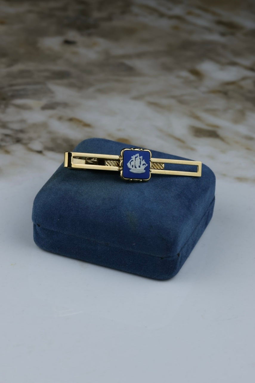Wedgwood – spinka do krawata, pozłacana z błękitnym wypełnieniem i motywem statku (S32)