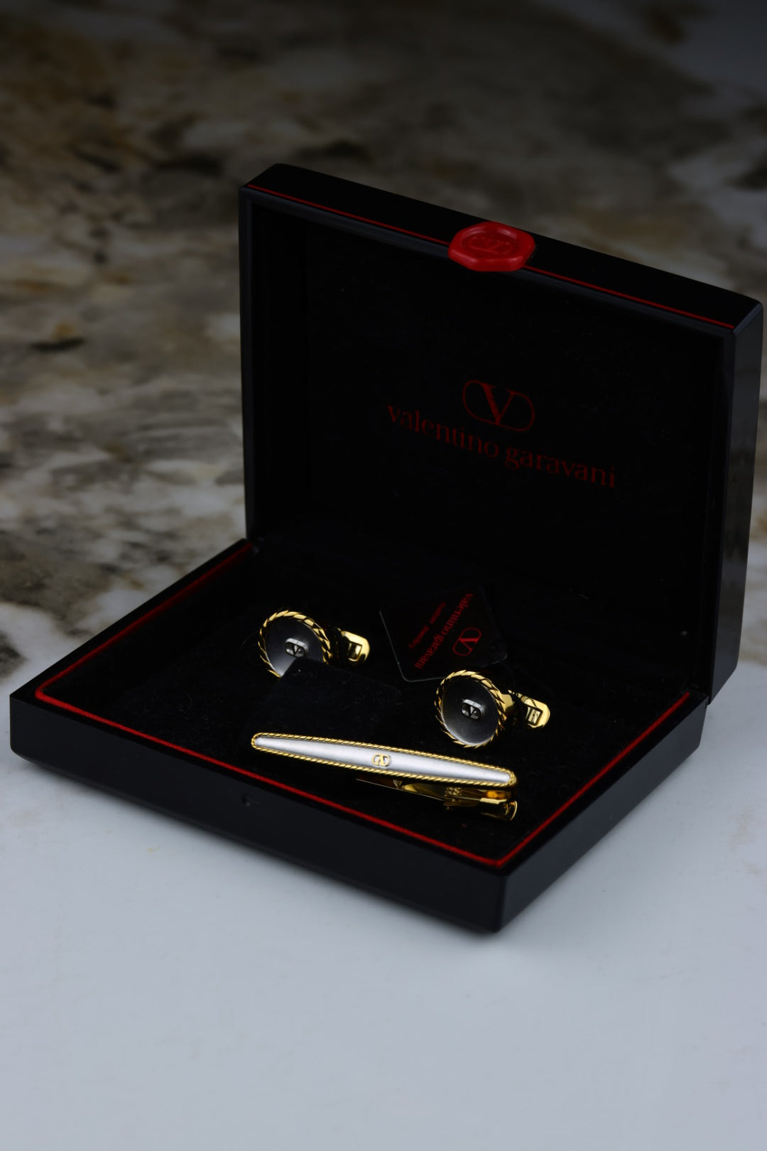 Valentino Garavani – zestaw spinki do mankietów i spinka do krawata, srebrno-złoty kolor (S26)