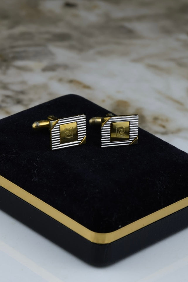 Pierre Cardin – spinki do mankietów w odcieniu stalowo-złotym z logo (S42)