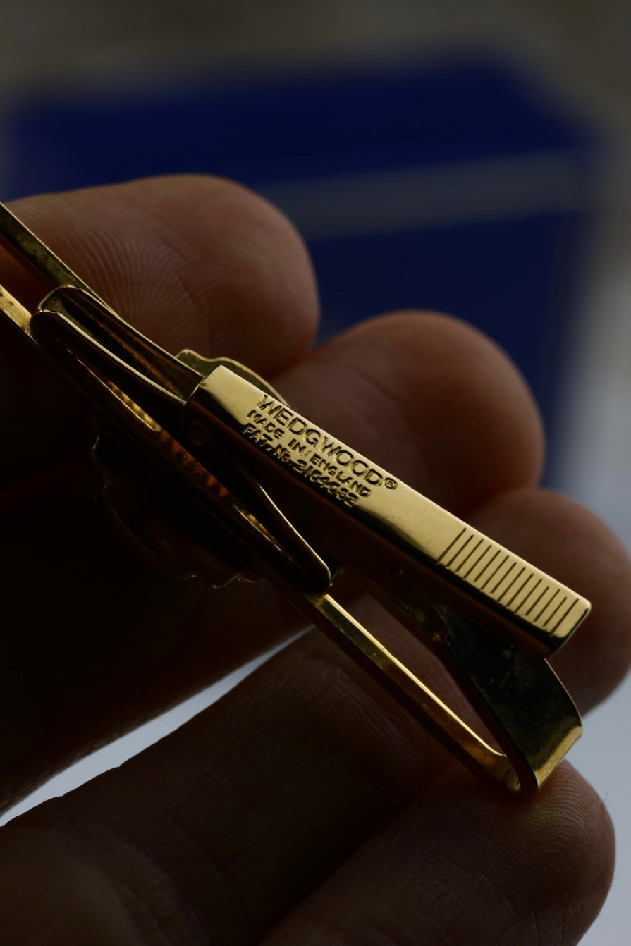 Wedgwood – zestaw spinki do mankietów i spinka do krawata, motyw żaglowca na błękitnym tle (S28)