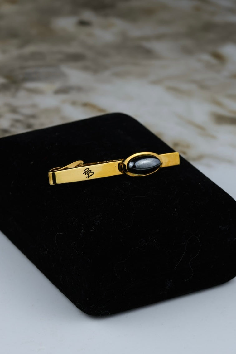 Pierre Balmain – spinka do krawata pozłacana z okrągłym czarnym wypełnieniem i logo (S46)