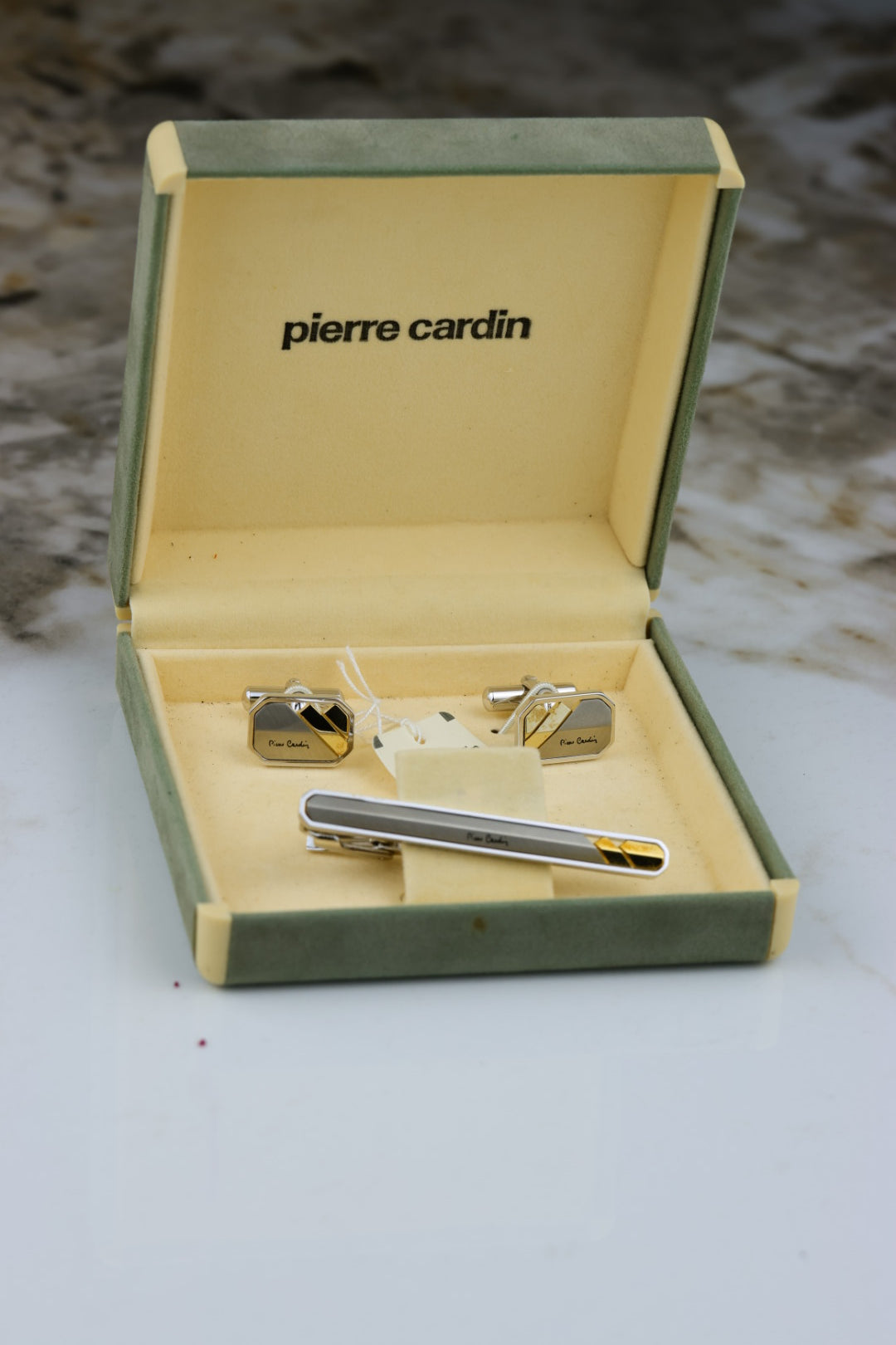 Pierre Cardin – zestaw spinek do mankietów i krawata stalowo-złoty z logo i metką (S41)