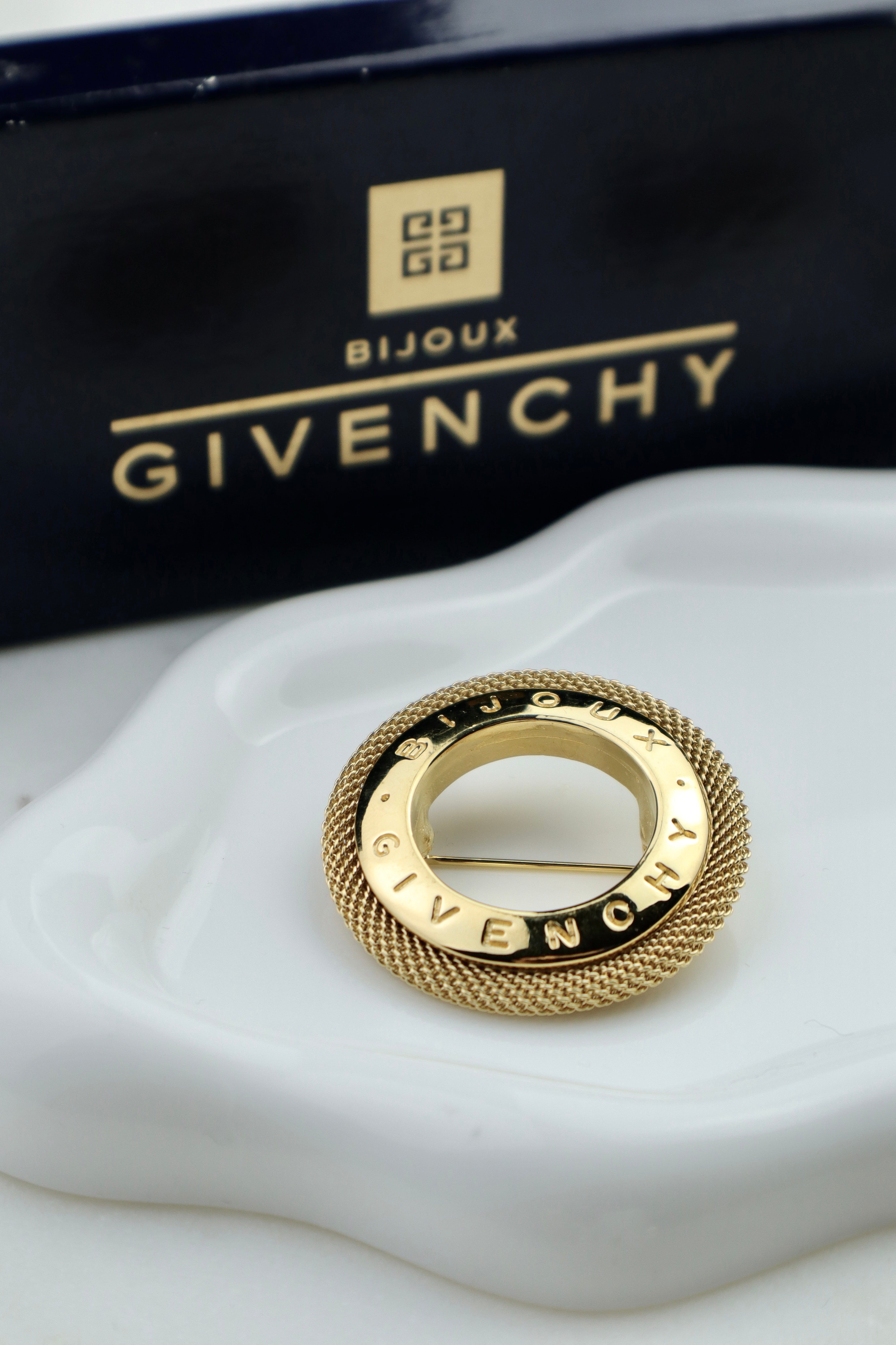 Givenchy – zestaw biżuterii vintage: broszka i klipsy