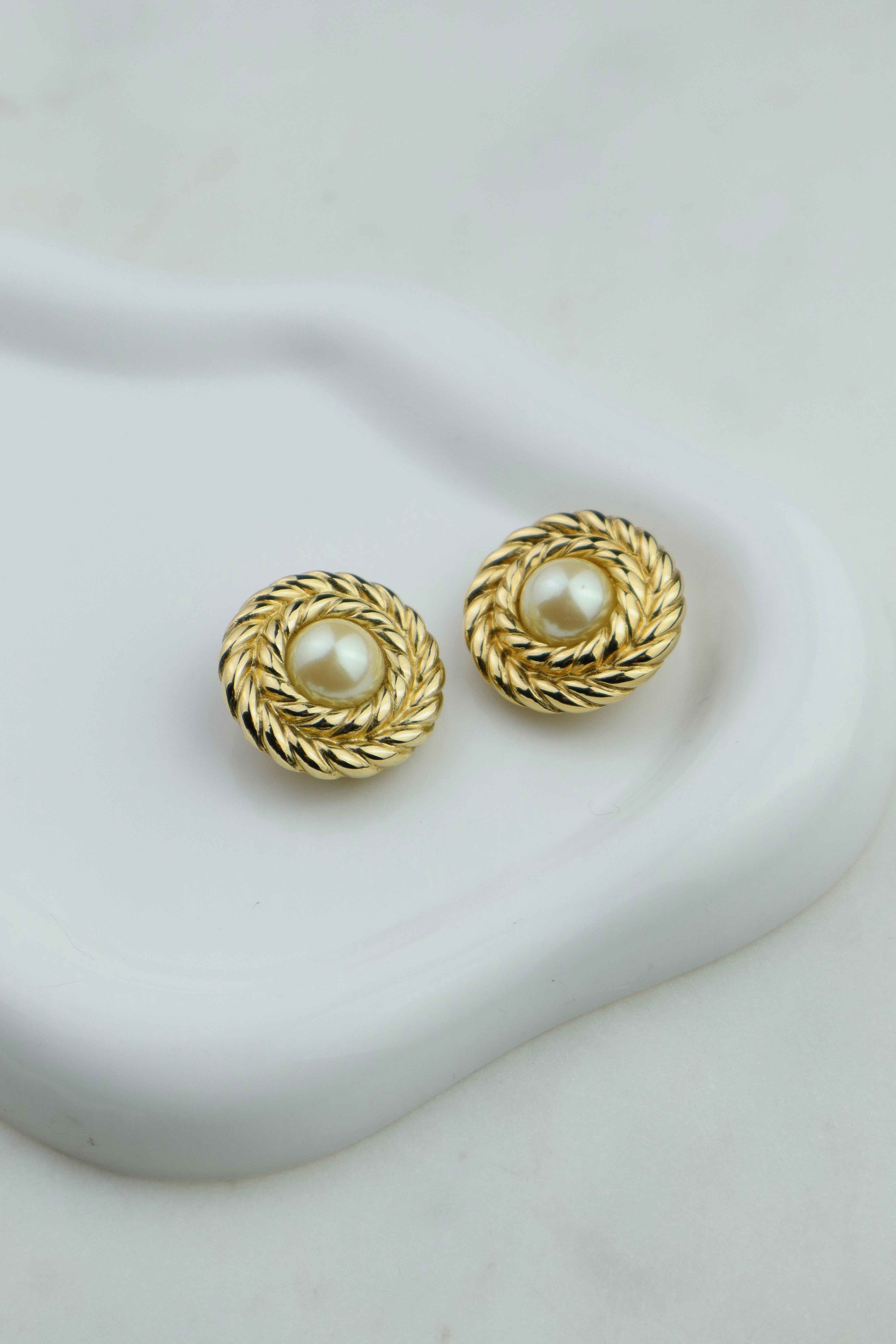 Givenchy - okrągłe klipsy z perłą