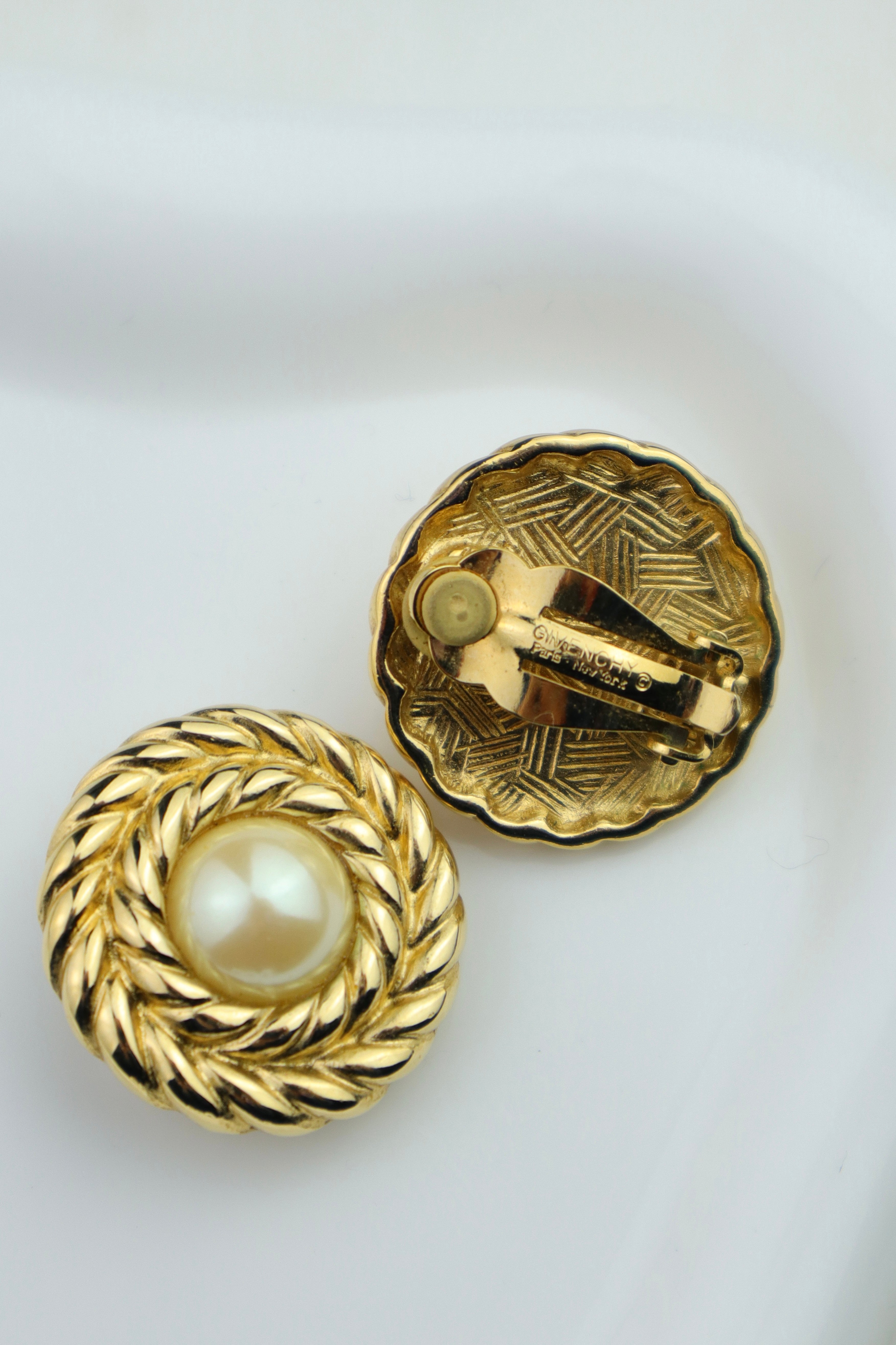 Givenchy - okrągłe klipsy z perłą