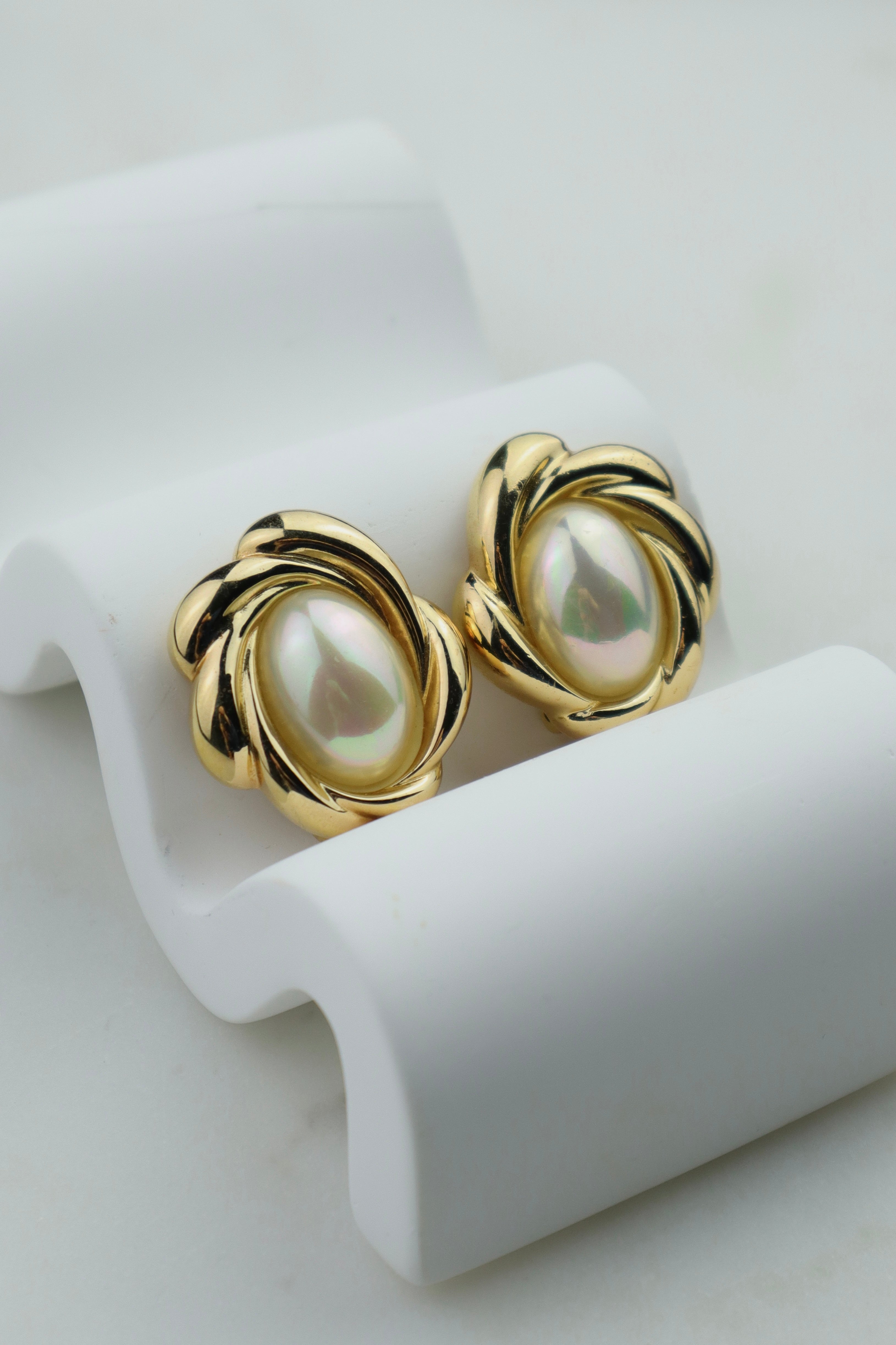 Christian Dior - rzeźbiarskie klipsy z owalną perłą