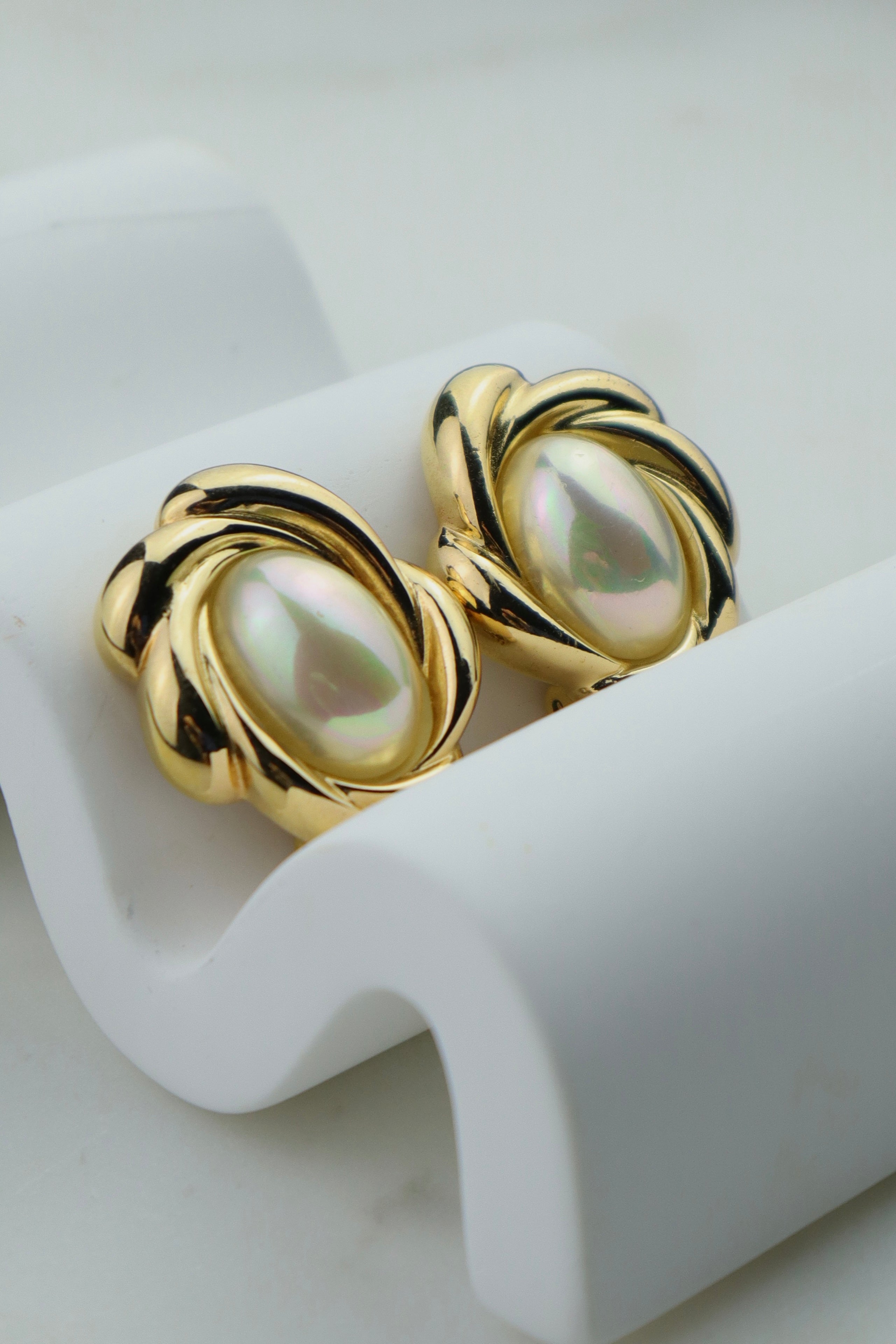 Christian Dior - rzeźbiarskie klipsy z owalną perłą