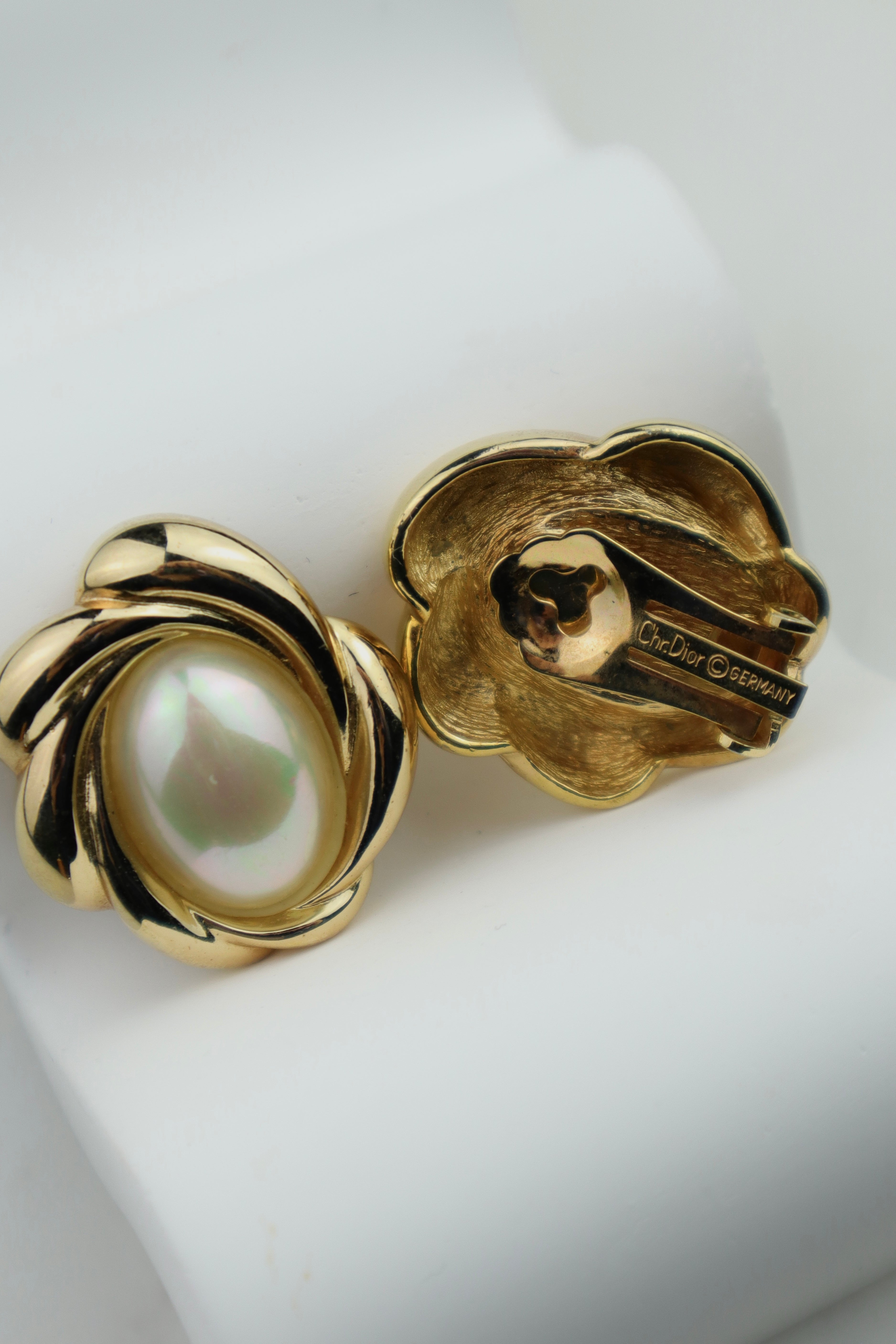 Christian Dior - rzeźbiarskie klipsy z owalną perłą