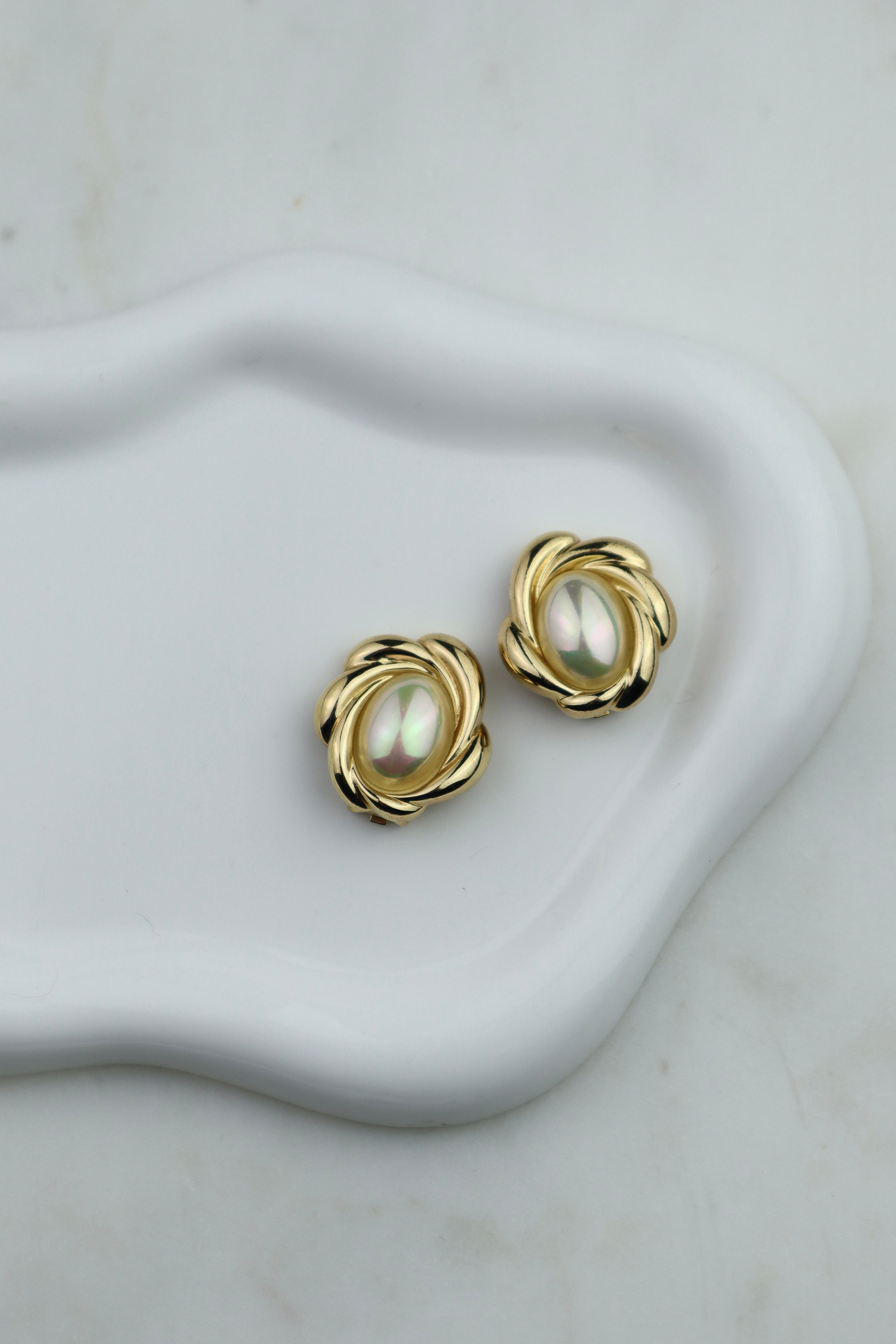 Christian Dior - rzeźbiarskie klipsy z owalną perłą