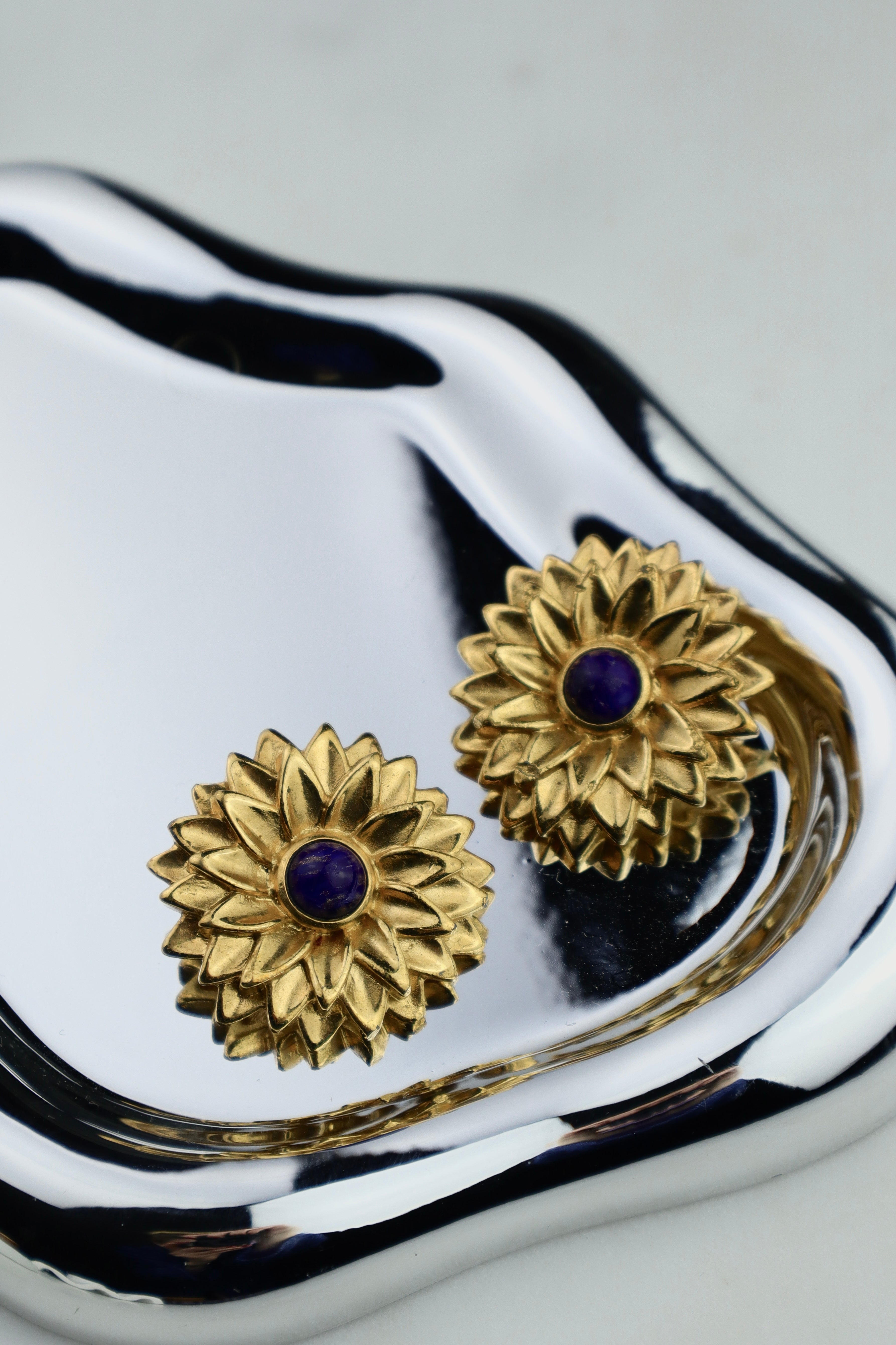 LANVIN – pozłacane klipsy słońca z niebieskim kaboszonem