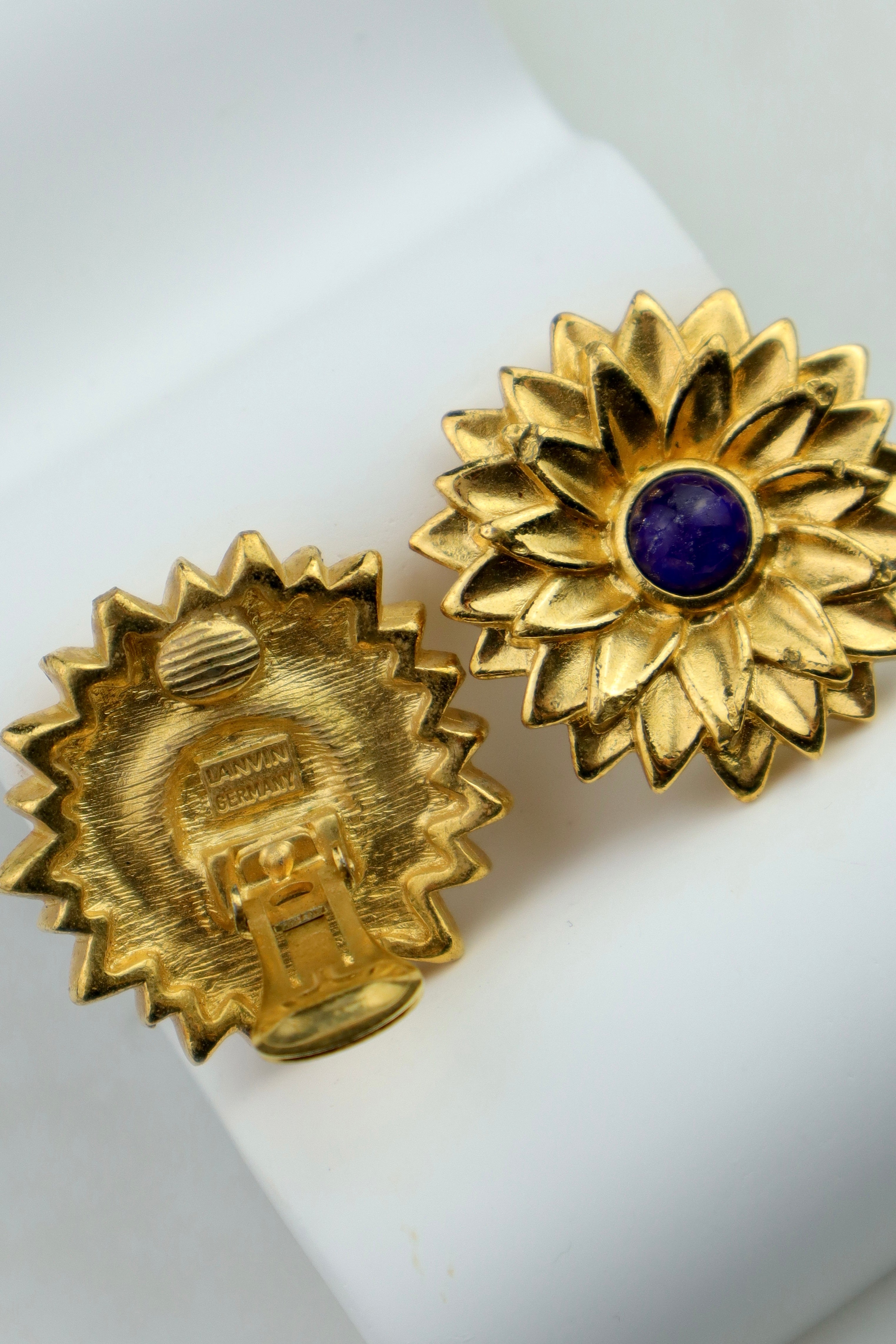 LANVIN – pozłacane klipsy słońca z niebieskim kaboszonem