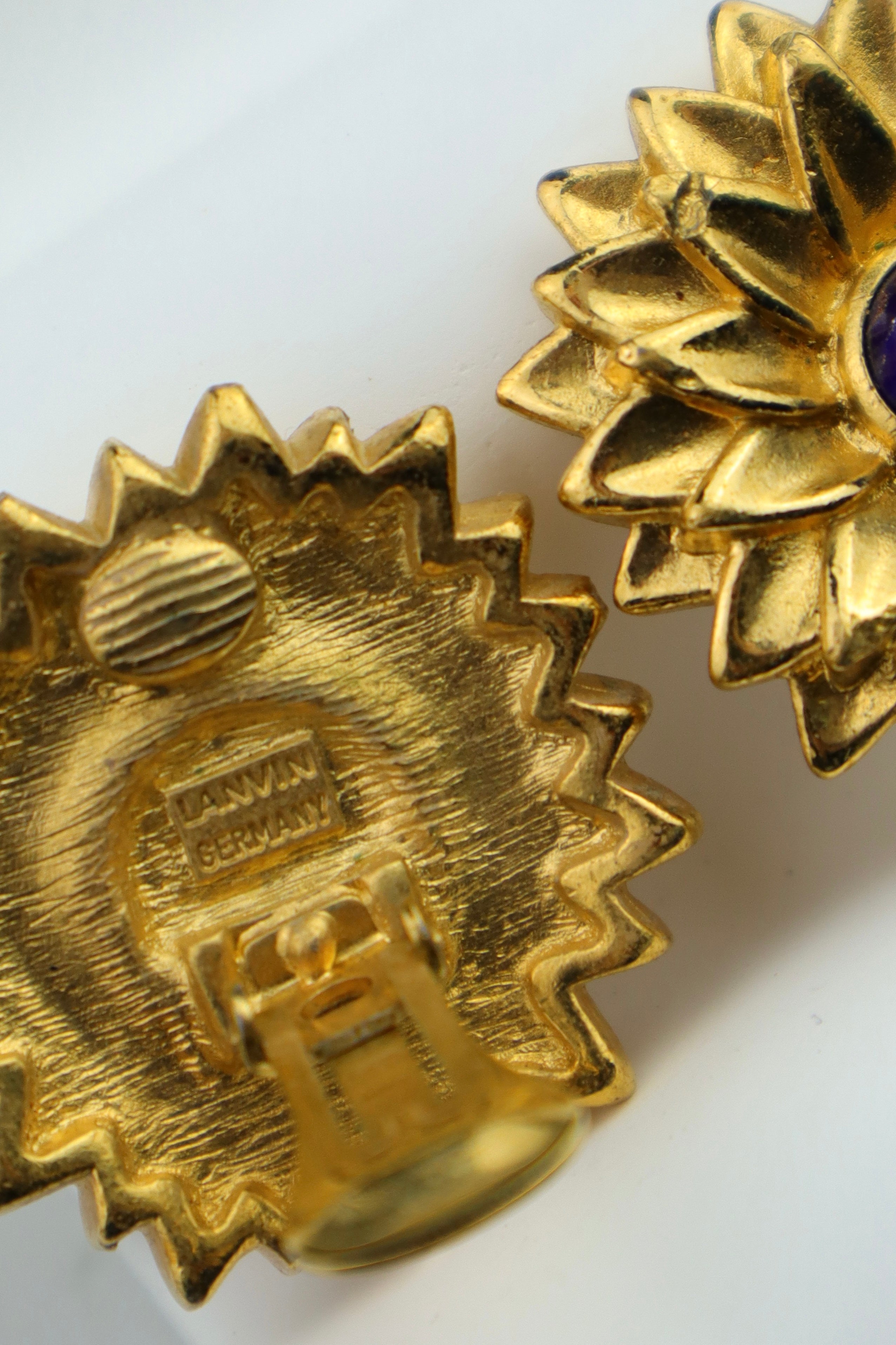 LANVIN – pozłacane klipsy słońca z niebieskim kaboszonem