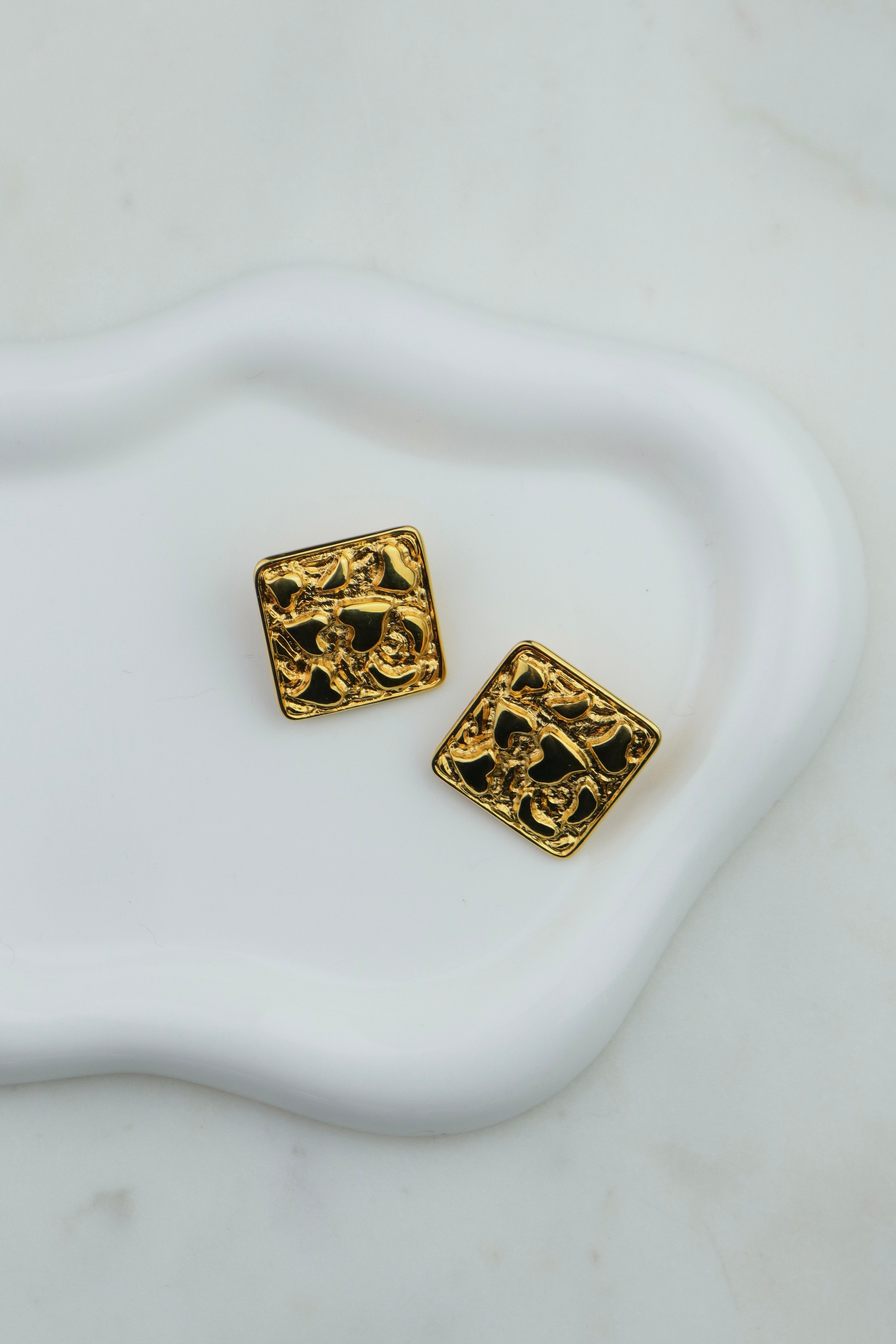 Yves Saint Laurent - geometryczne klipsy w kultowe serce