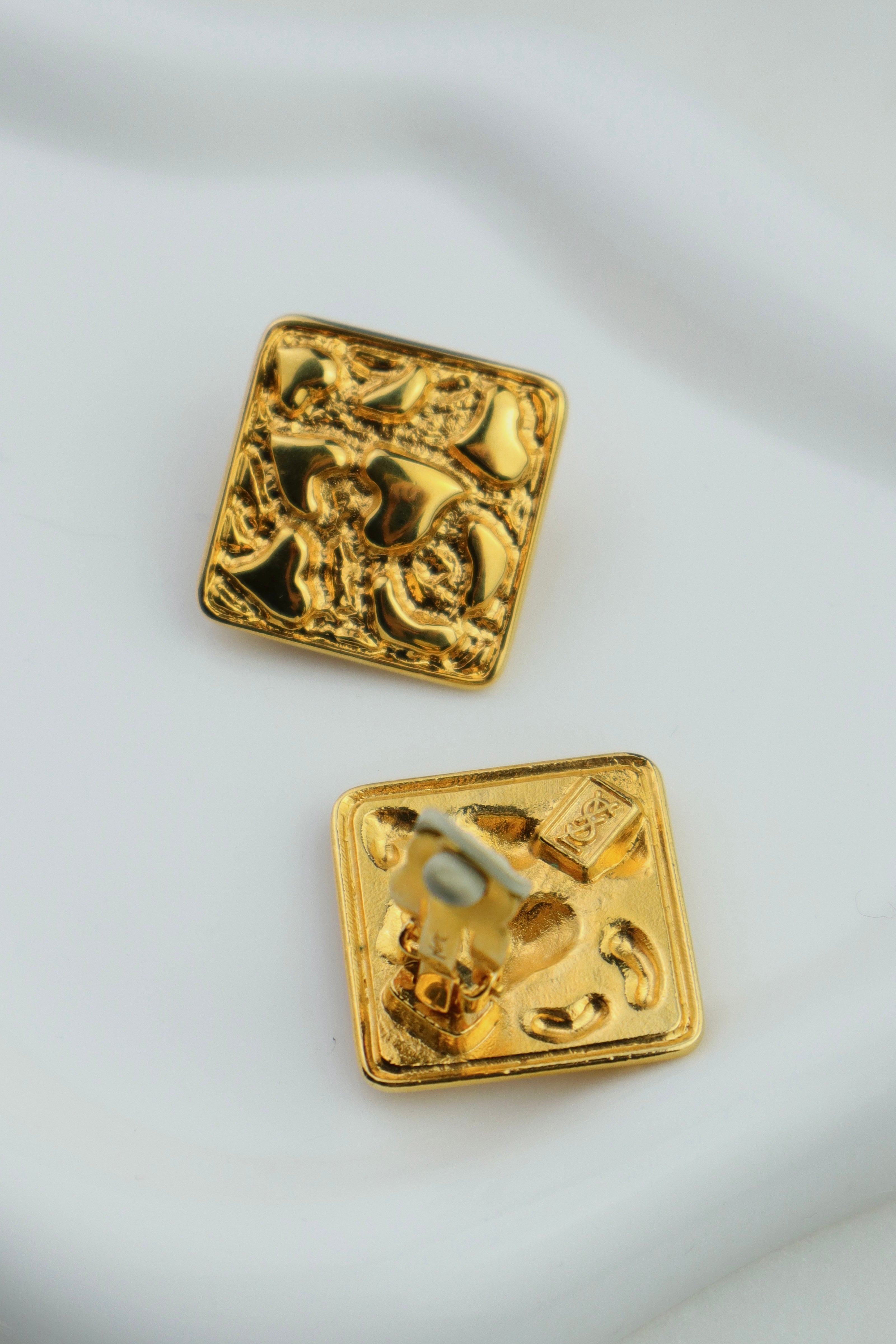 Yves Saint Laurent - geometryczne klipsy w kultowe serce