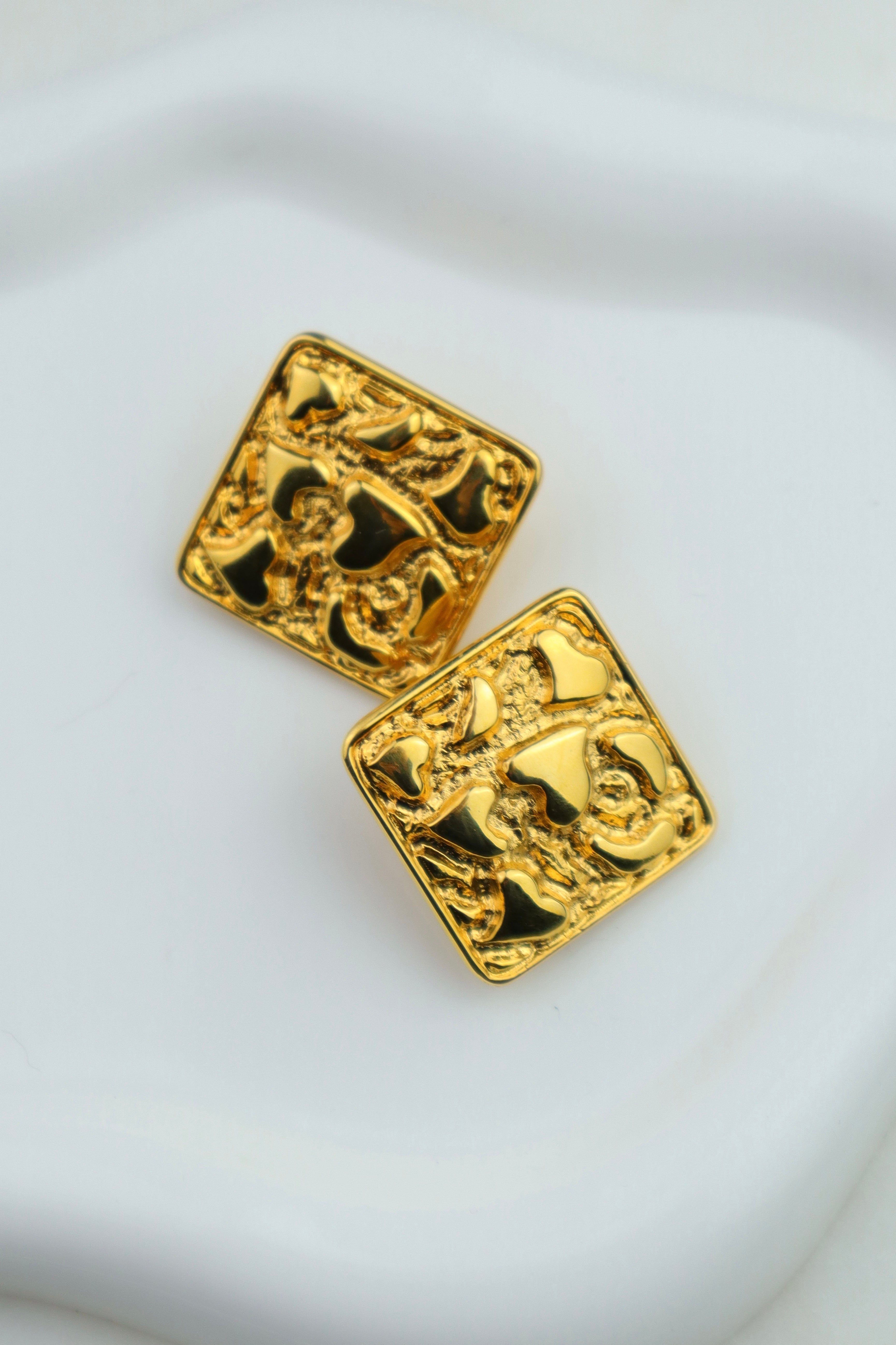 Yves Saint Laurent - geometryczne klipsy w kultowe serce