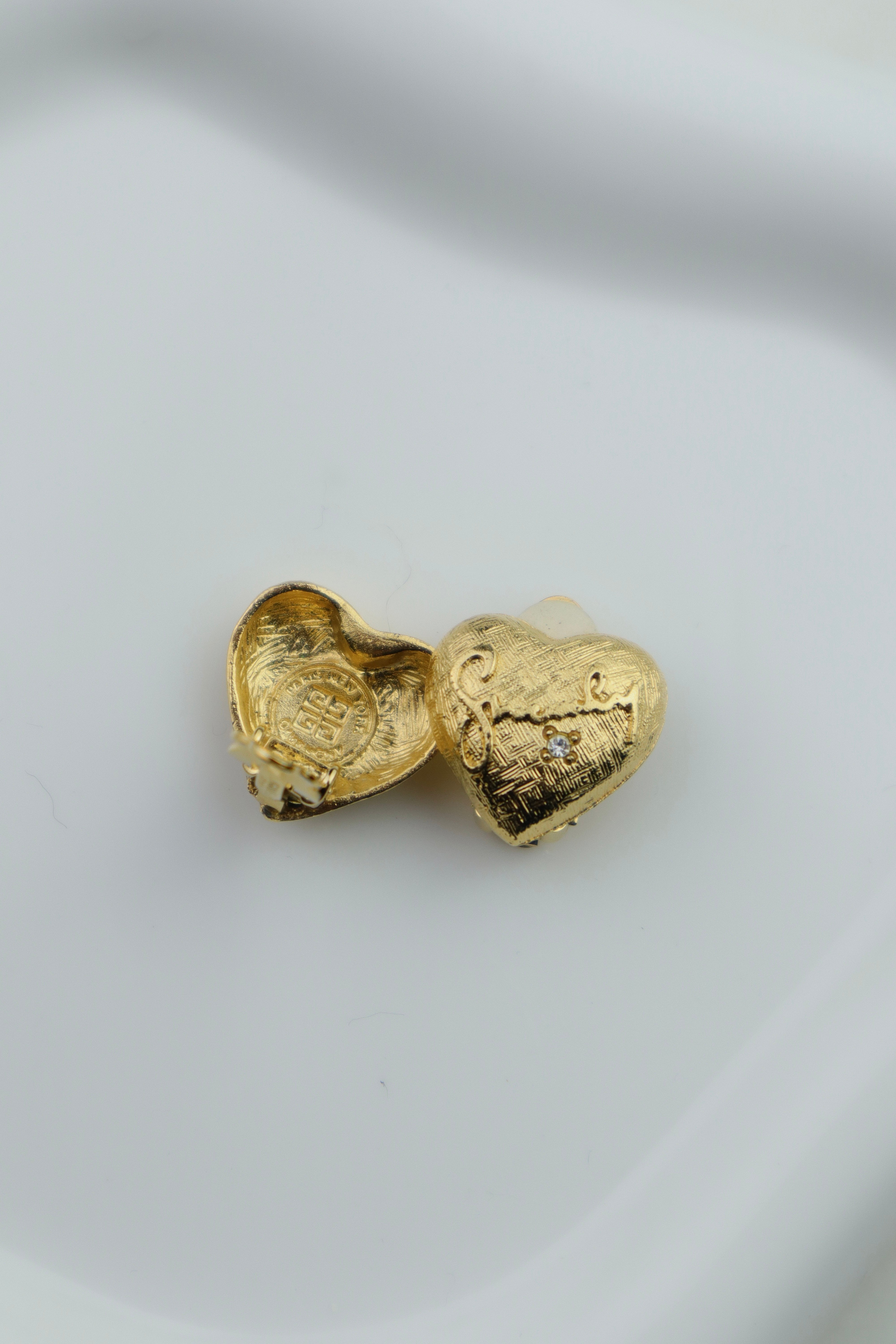 Givenchy - pozłacane klipsy serce