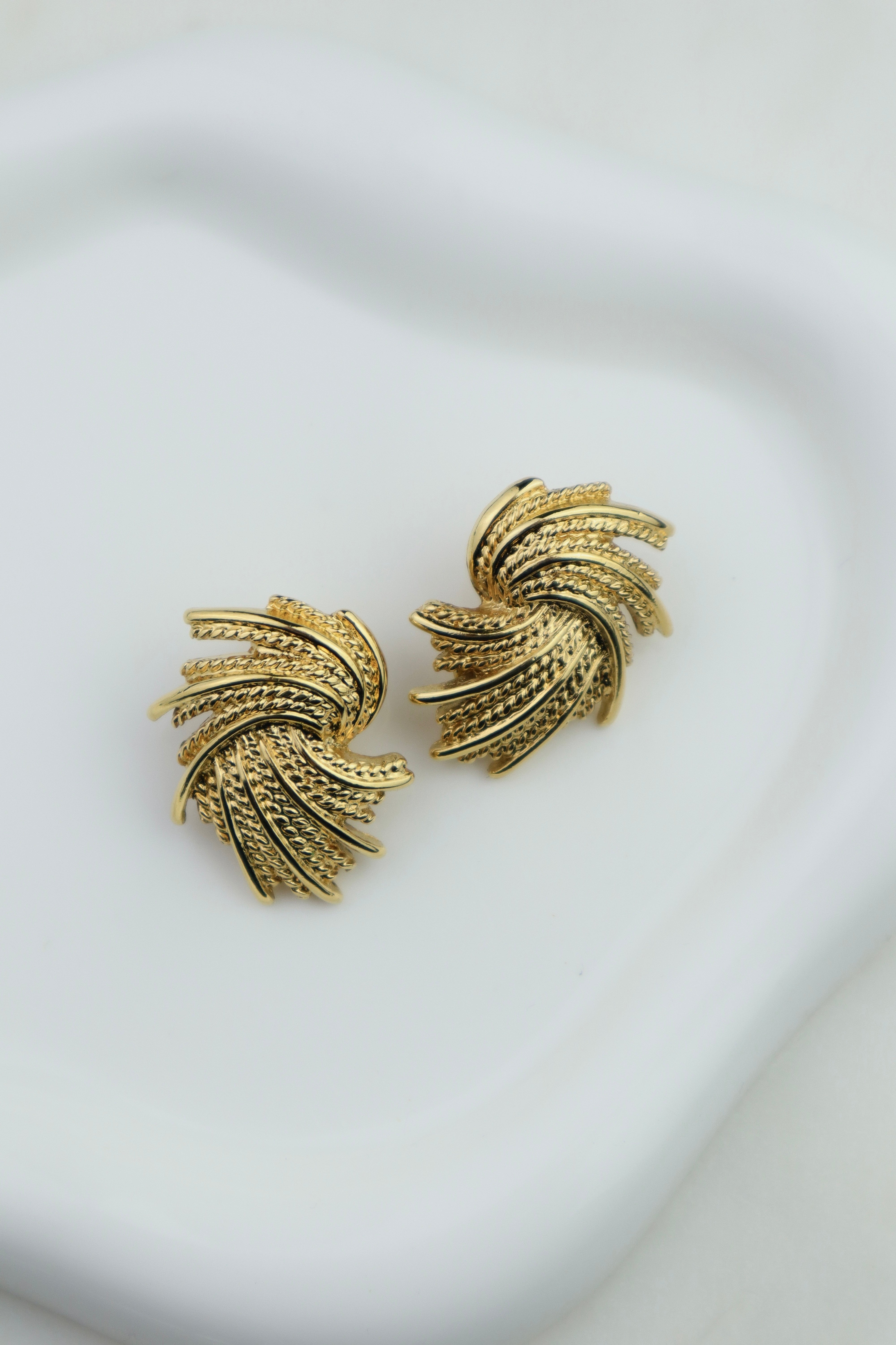 Monet - pozłacane klipsy "golden fan"