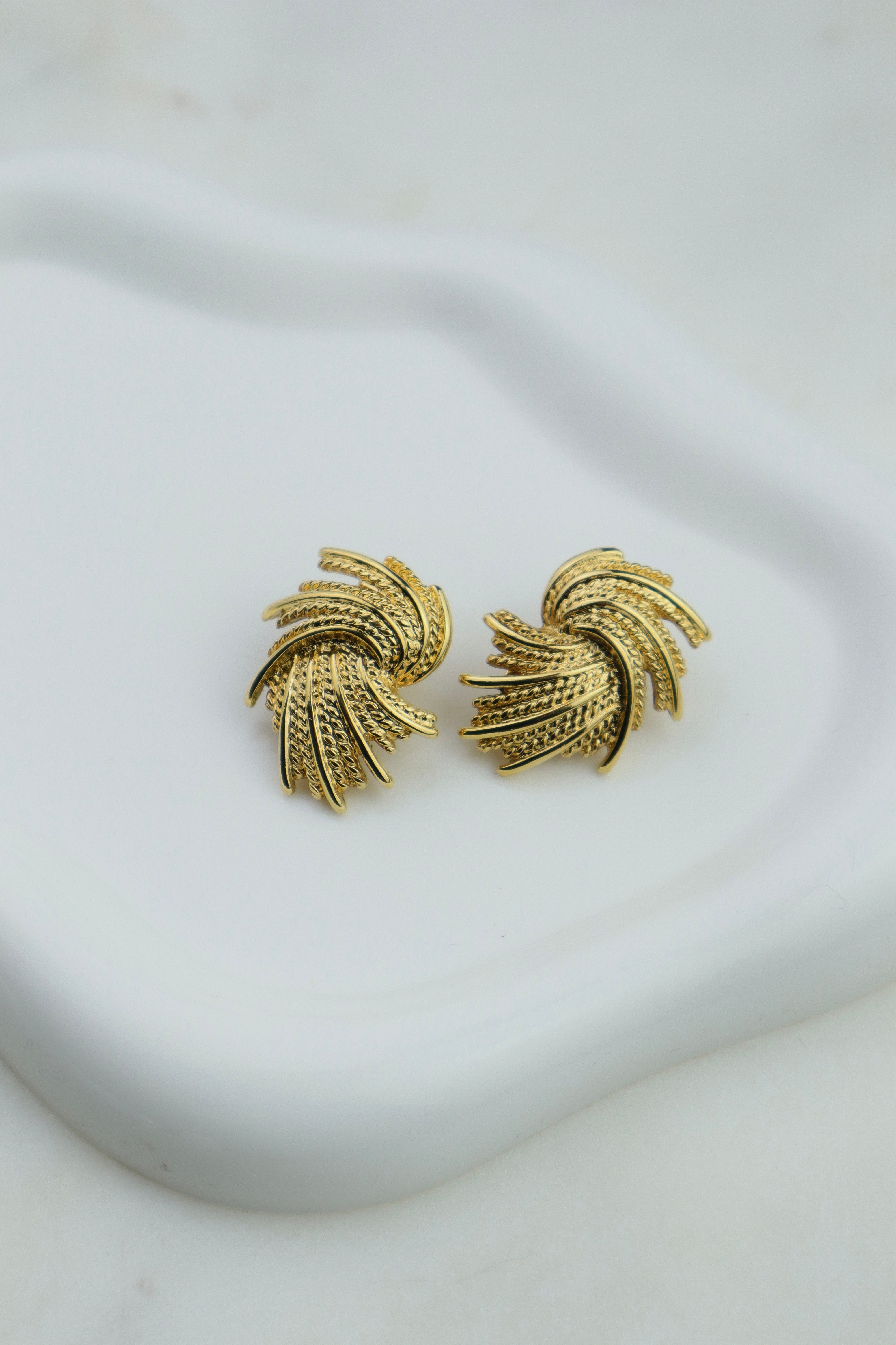 Monet - pozłacane klipsy "golden fan"