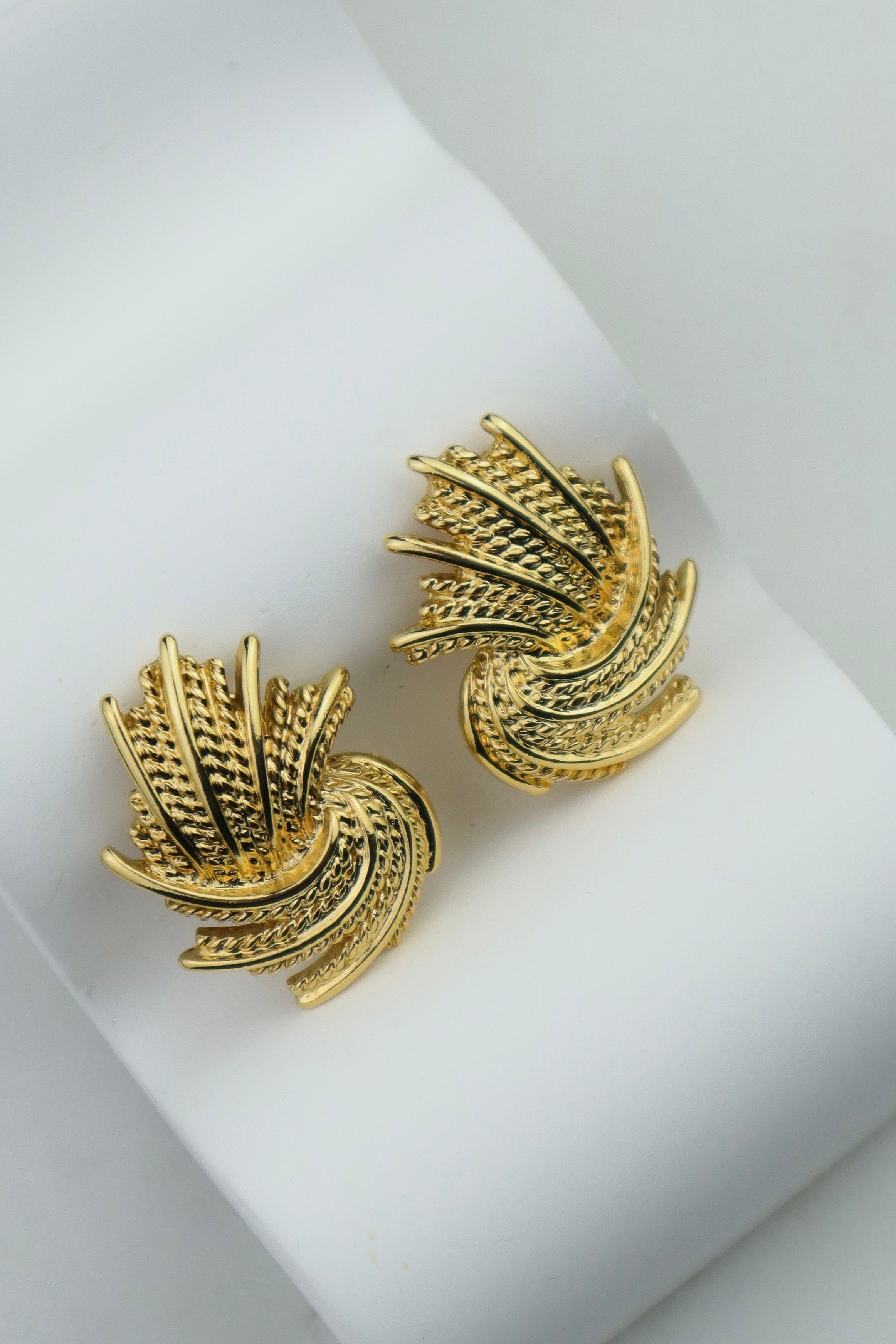 Monet - pozłacane klipsy "golden fan"