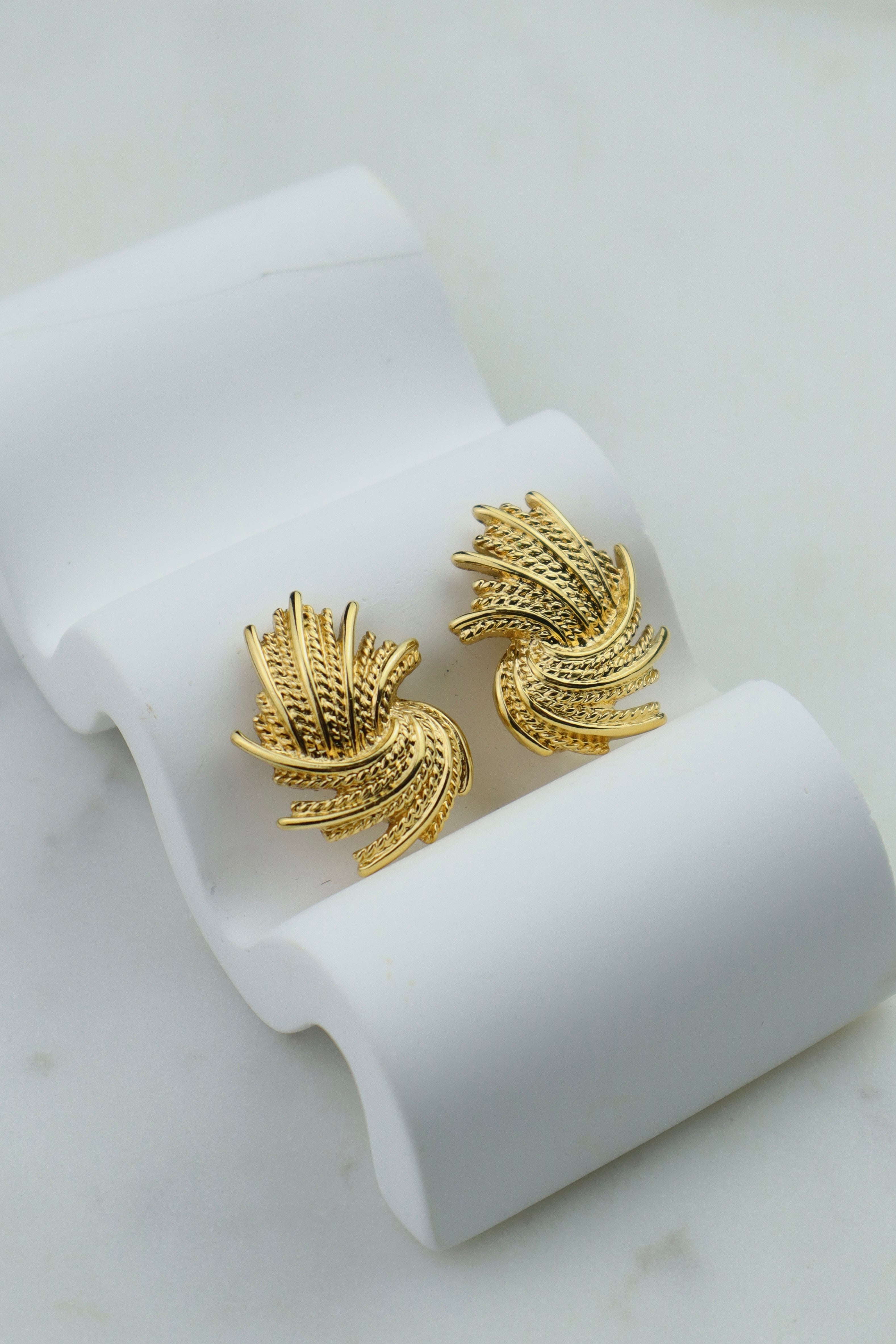 Monet - pozłacane klipsy "golden fan"