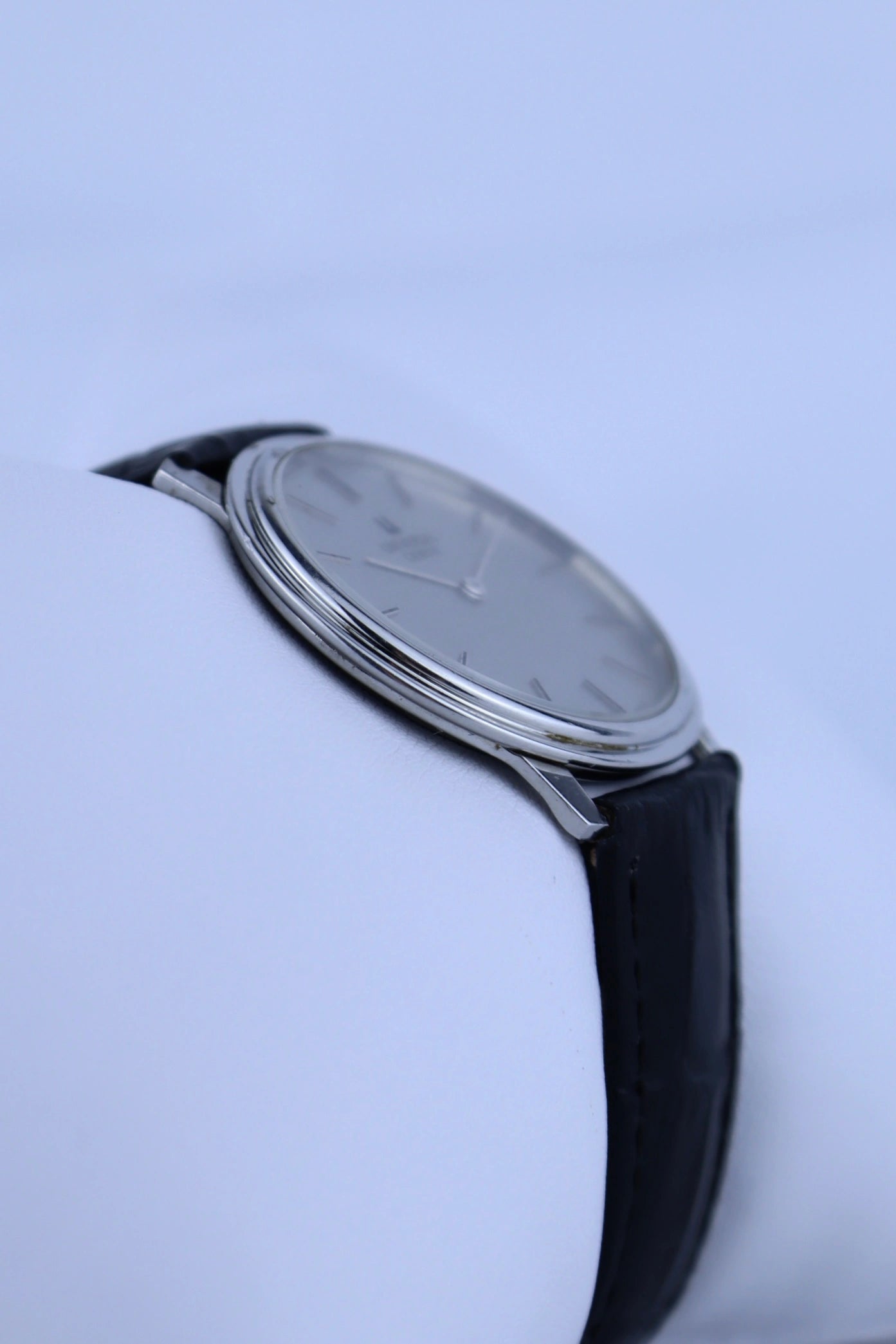1970s Universal Geneve Linen Dial Ultra Slim 842.140 cal. 1-42
