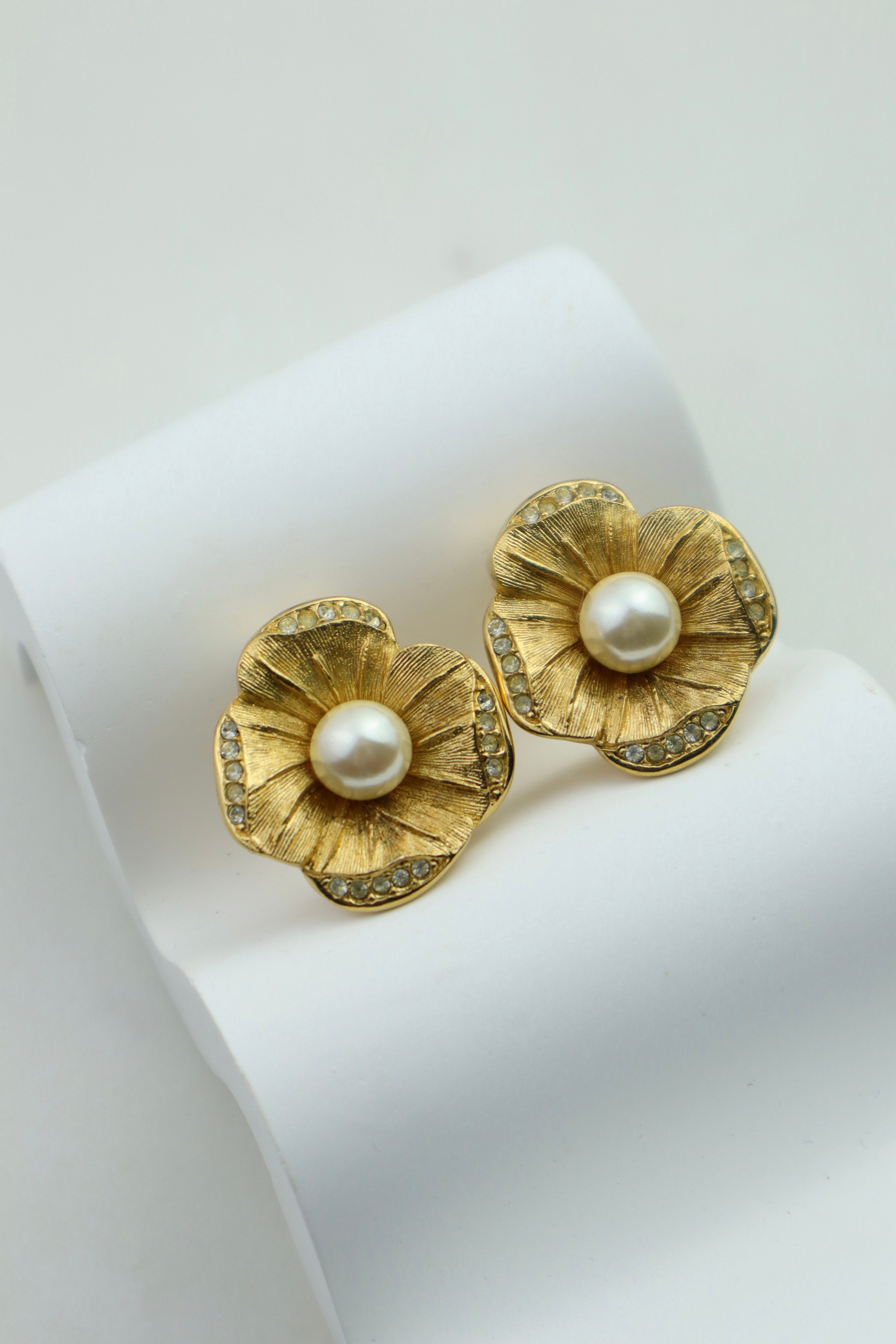 Christian Dior - pozłacane klipsy Camelia