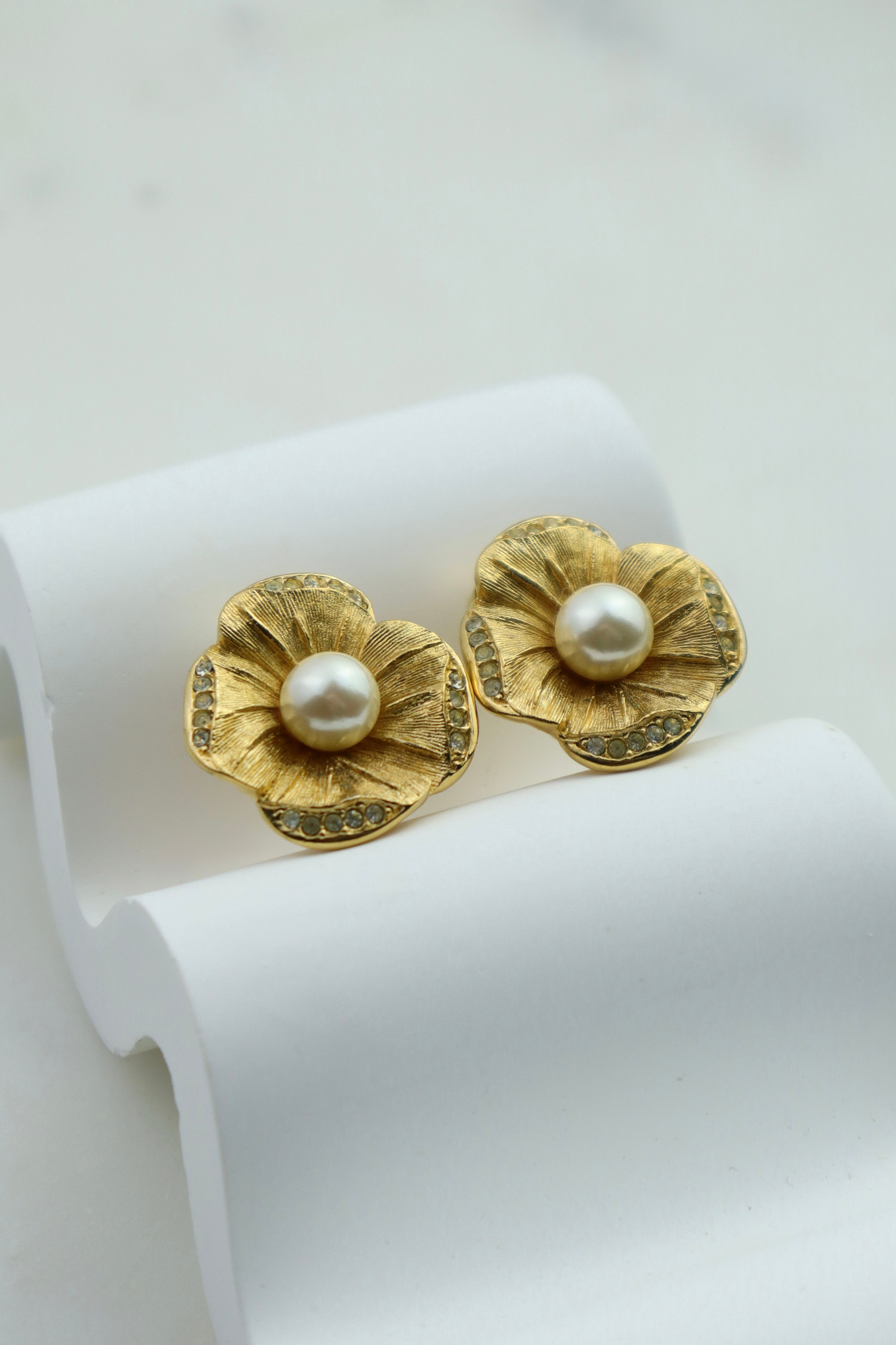 Christian Dior - pozłacane klipsy Camelia