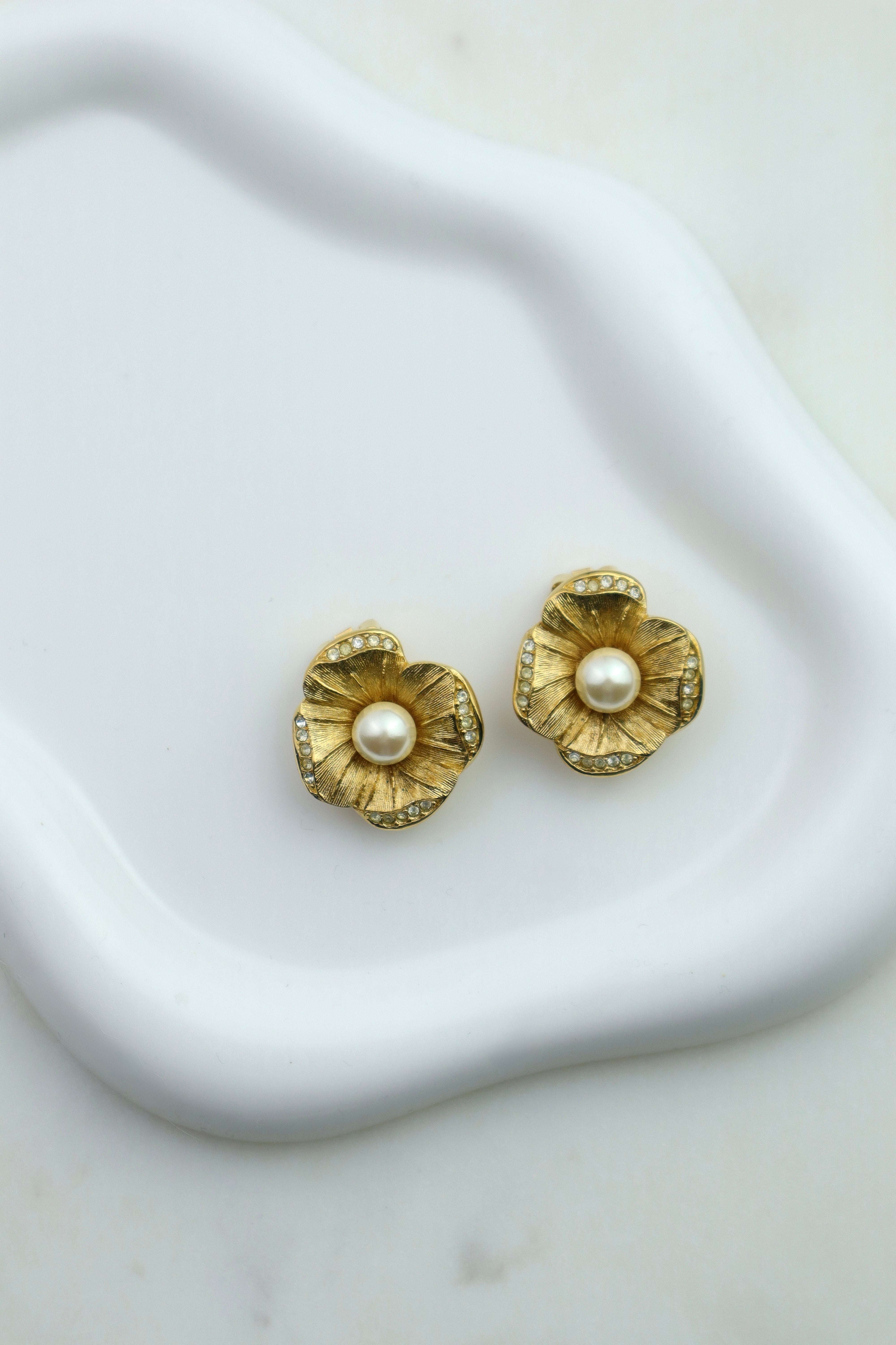 Christian Dior - pozłacane klipsy Camelia