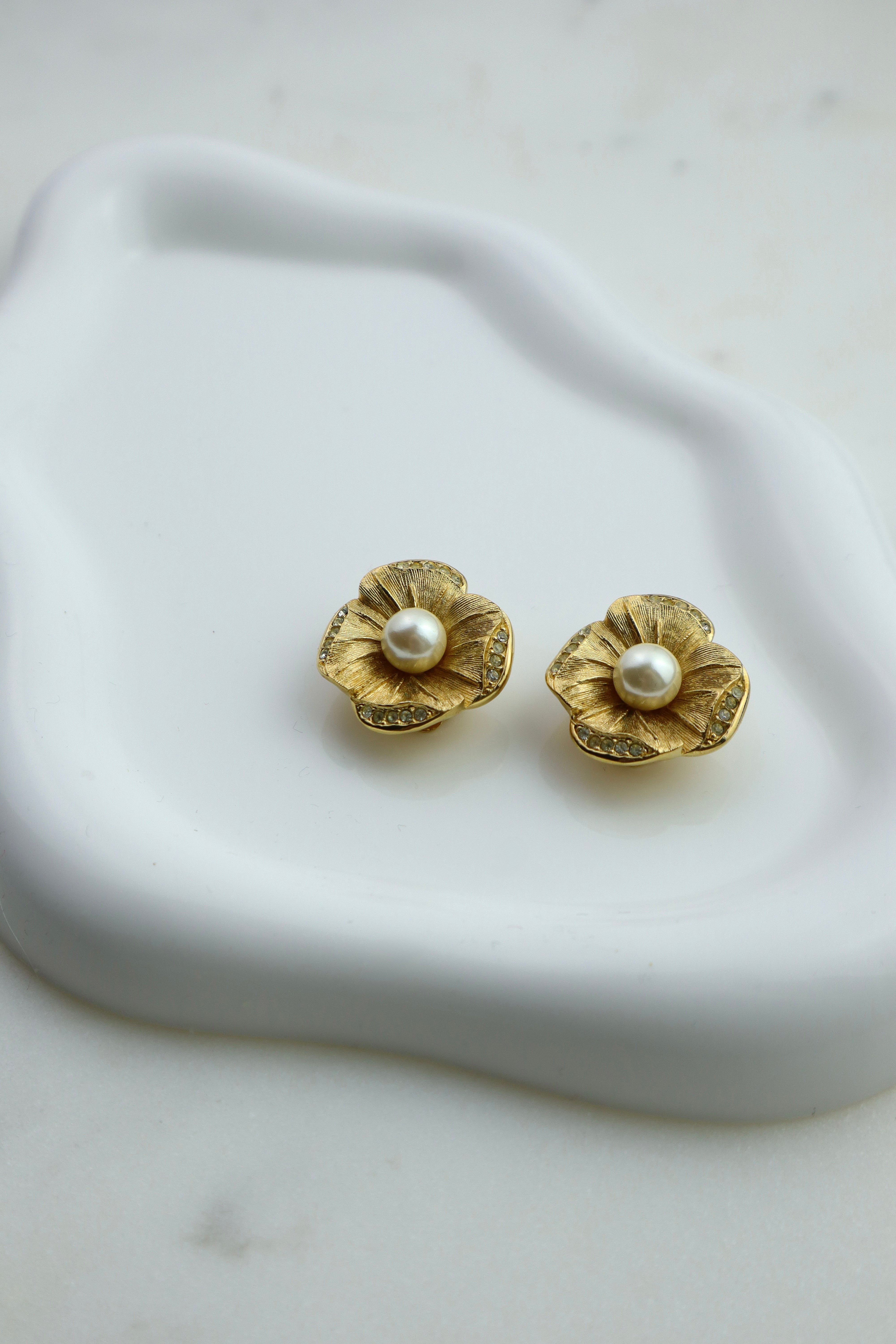 Christian Dior - pozłacane klipsy Camelia