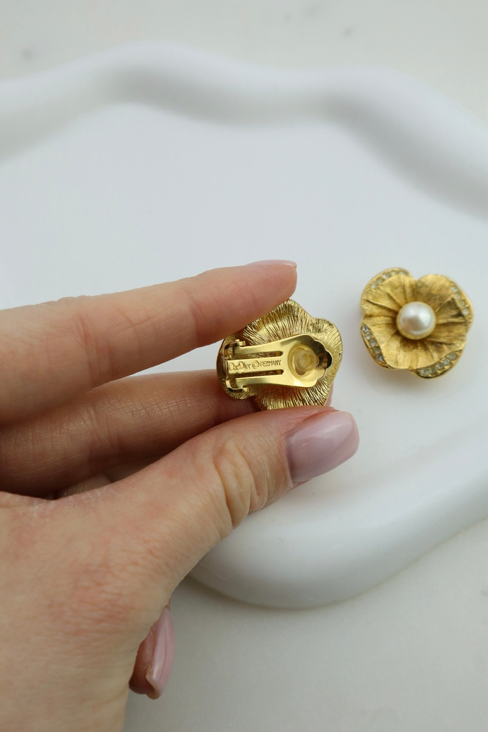 Christian Dior - pozłacane klipsy Camelia