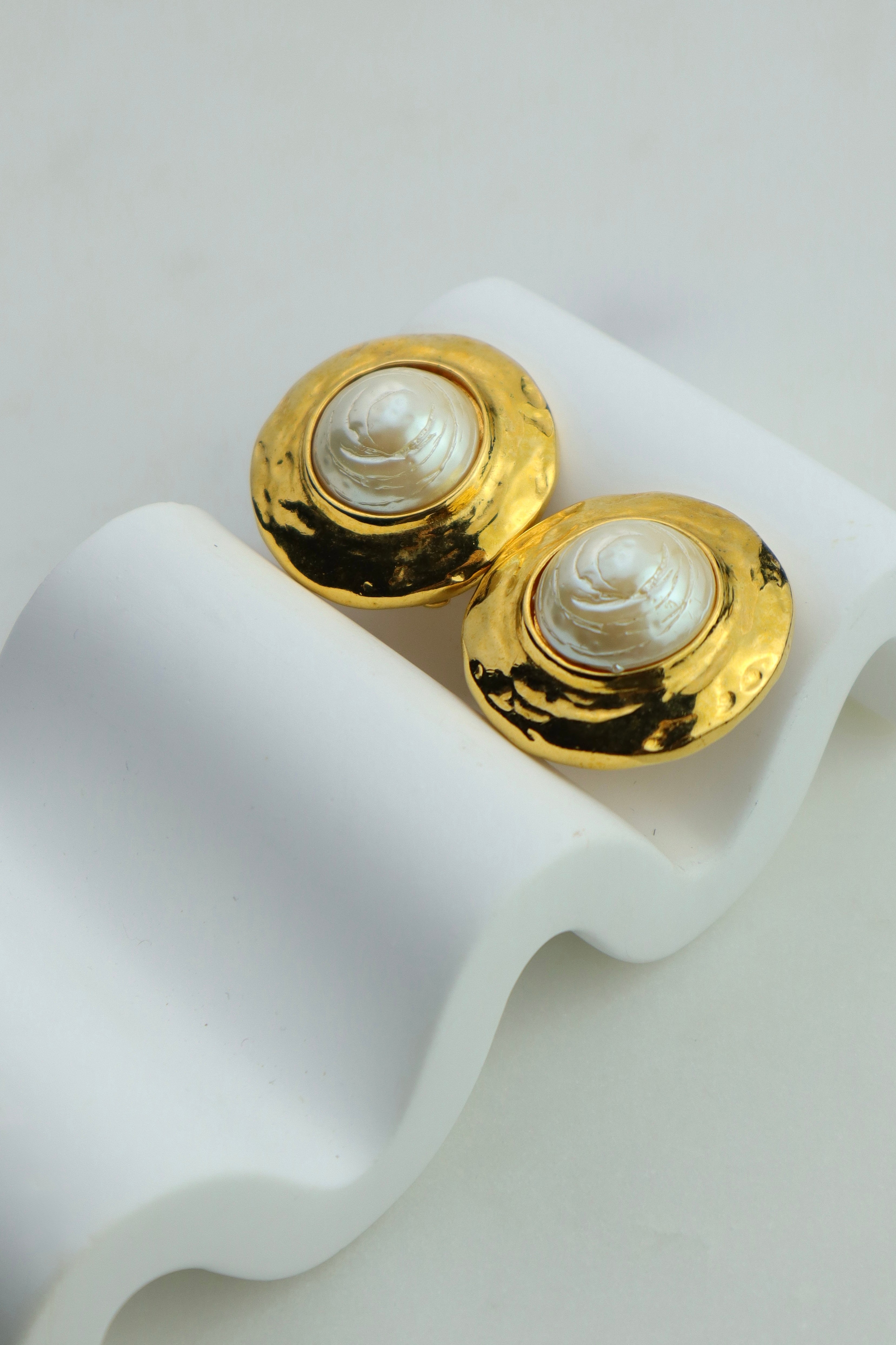 Yves Saint Laurent - pozłacane klipsy z perłą