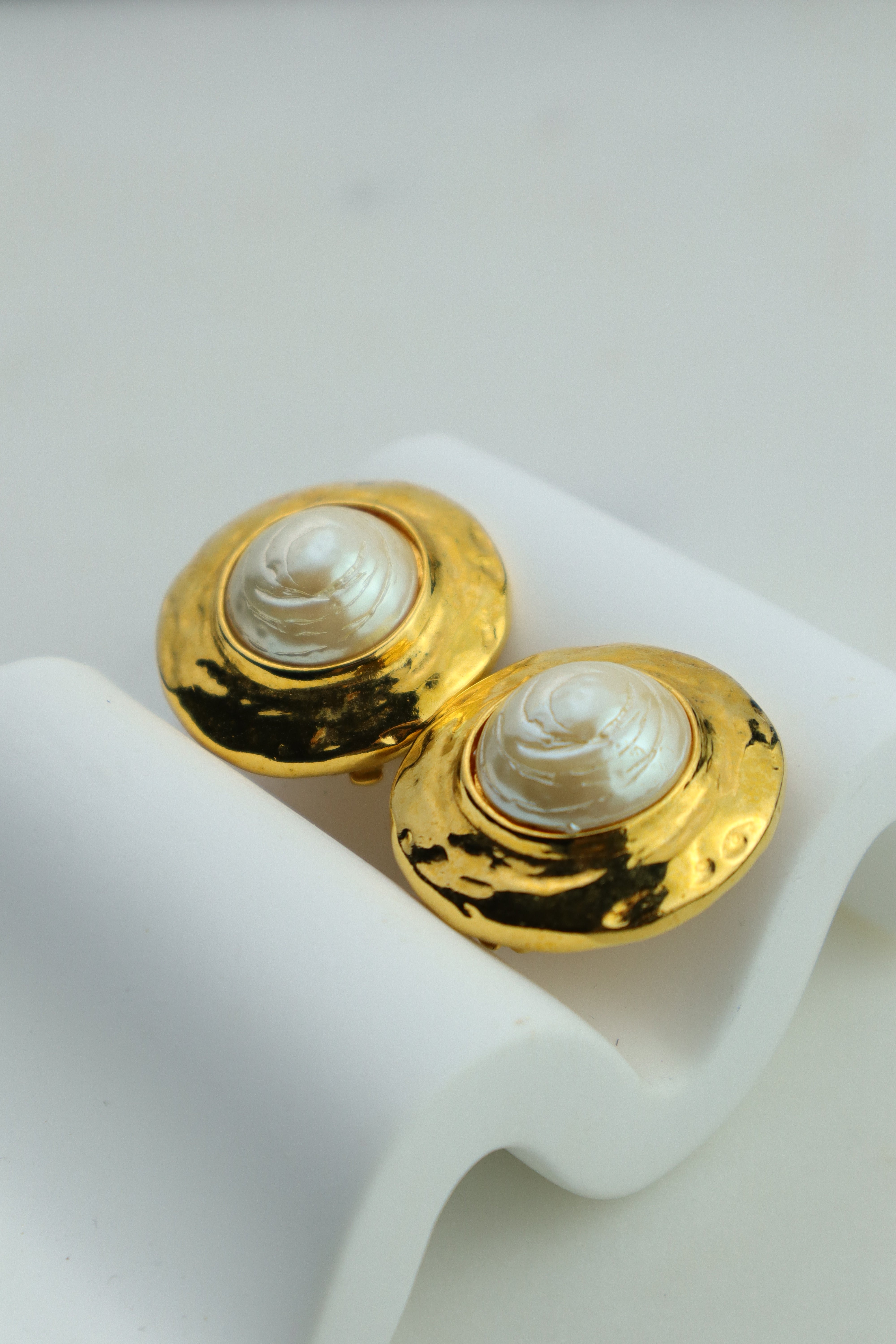 Yves Saint Laurent - pozłacane klipsy z perłą