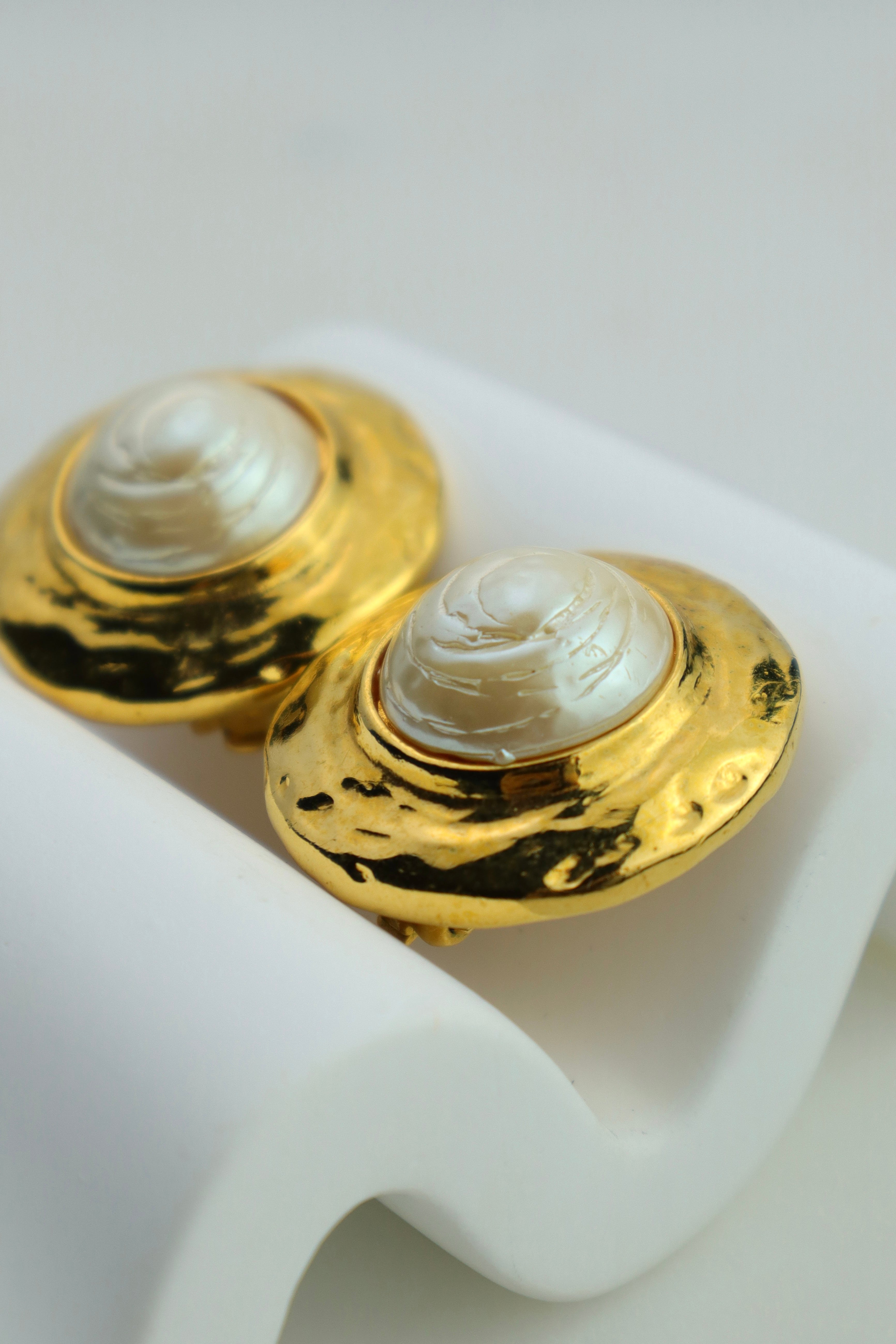 Yves Saint Laurent - pozłacane klipsy z perłą