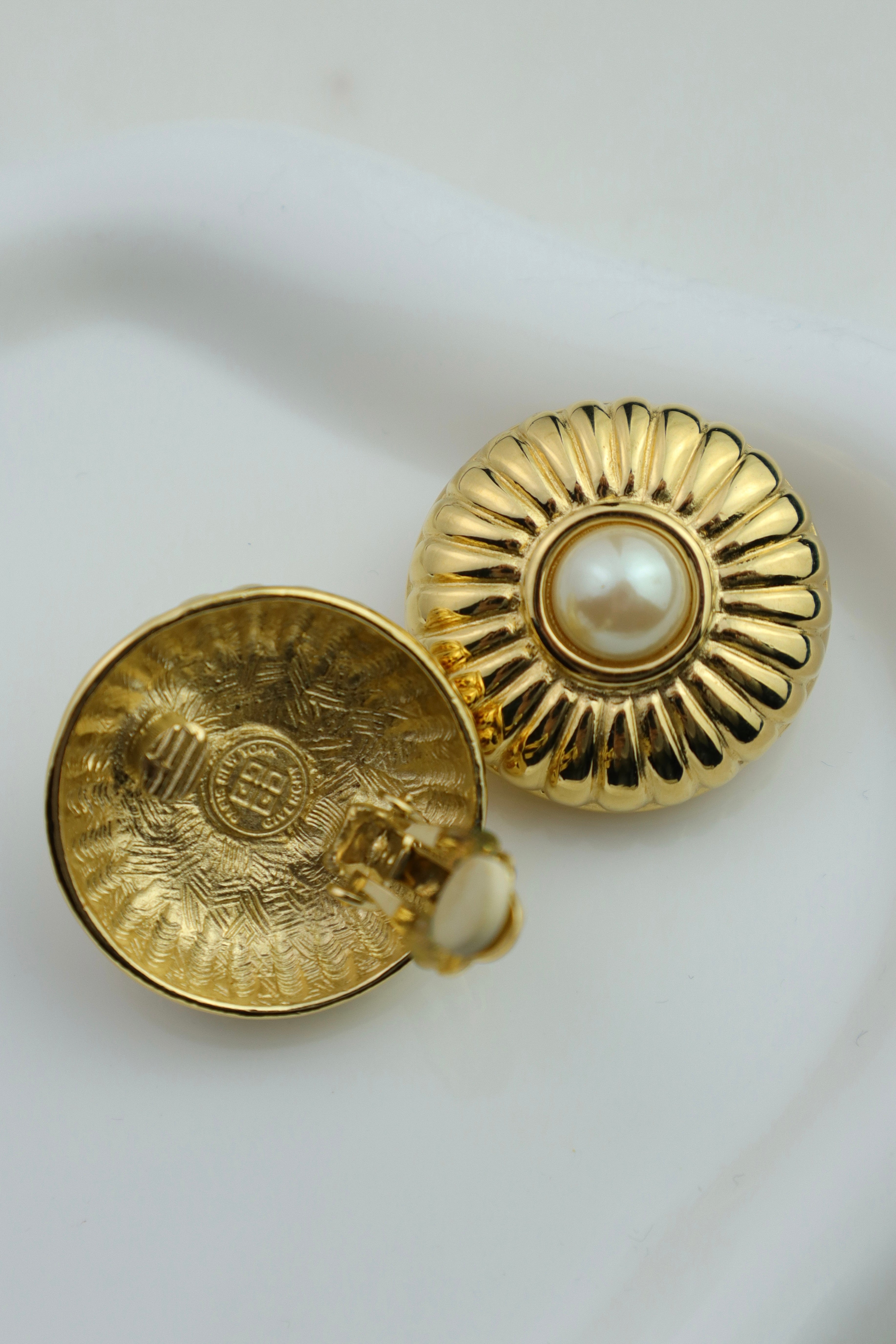 Givenchy - okazałe klipsy z perłą