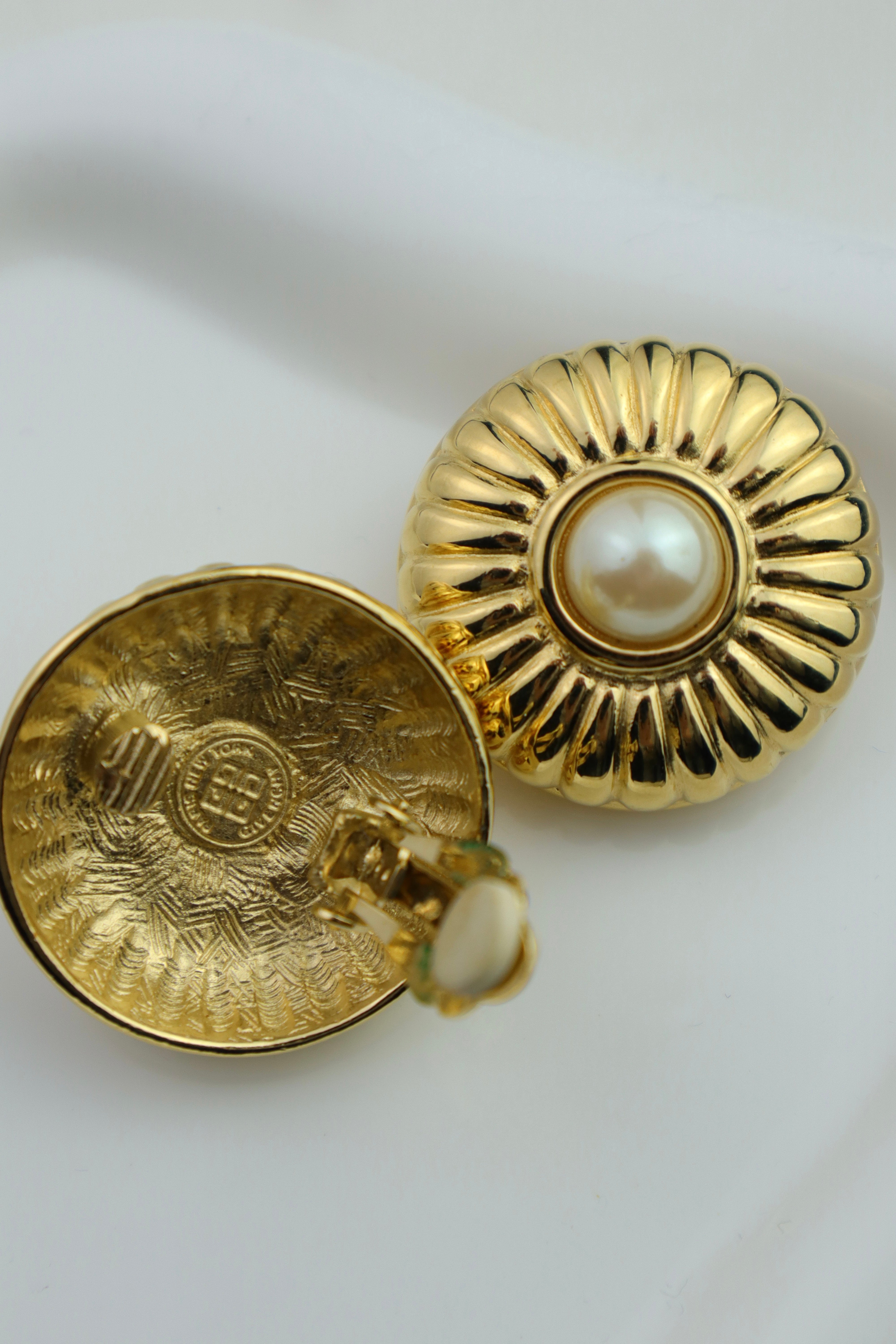 Givenchy - okazałe klipsy z perłą