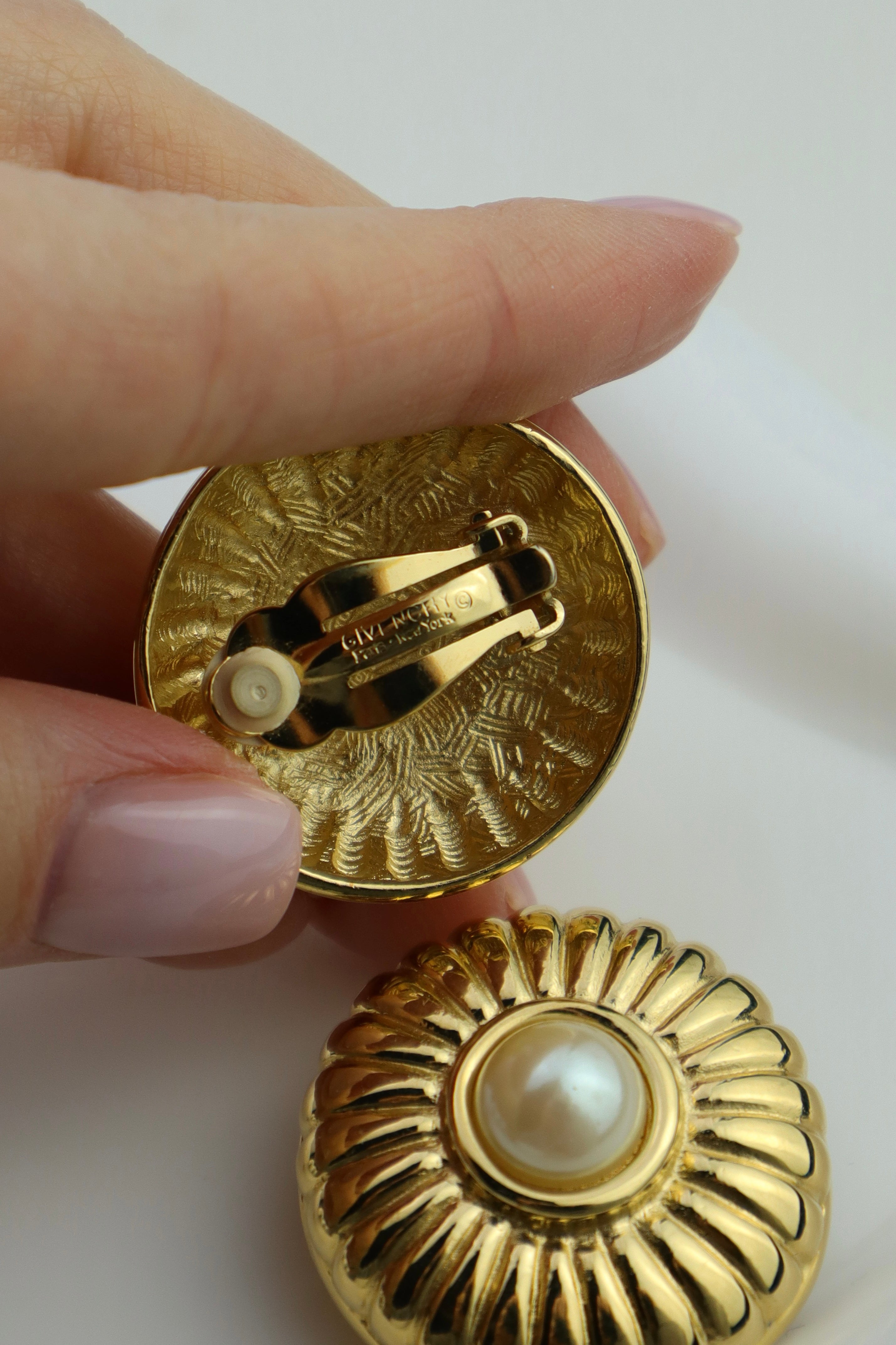 Givenchy - okazałe klipsy z perłą