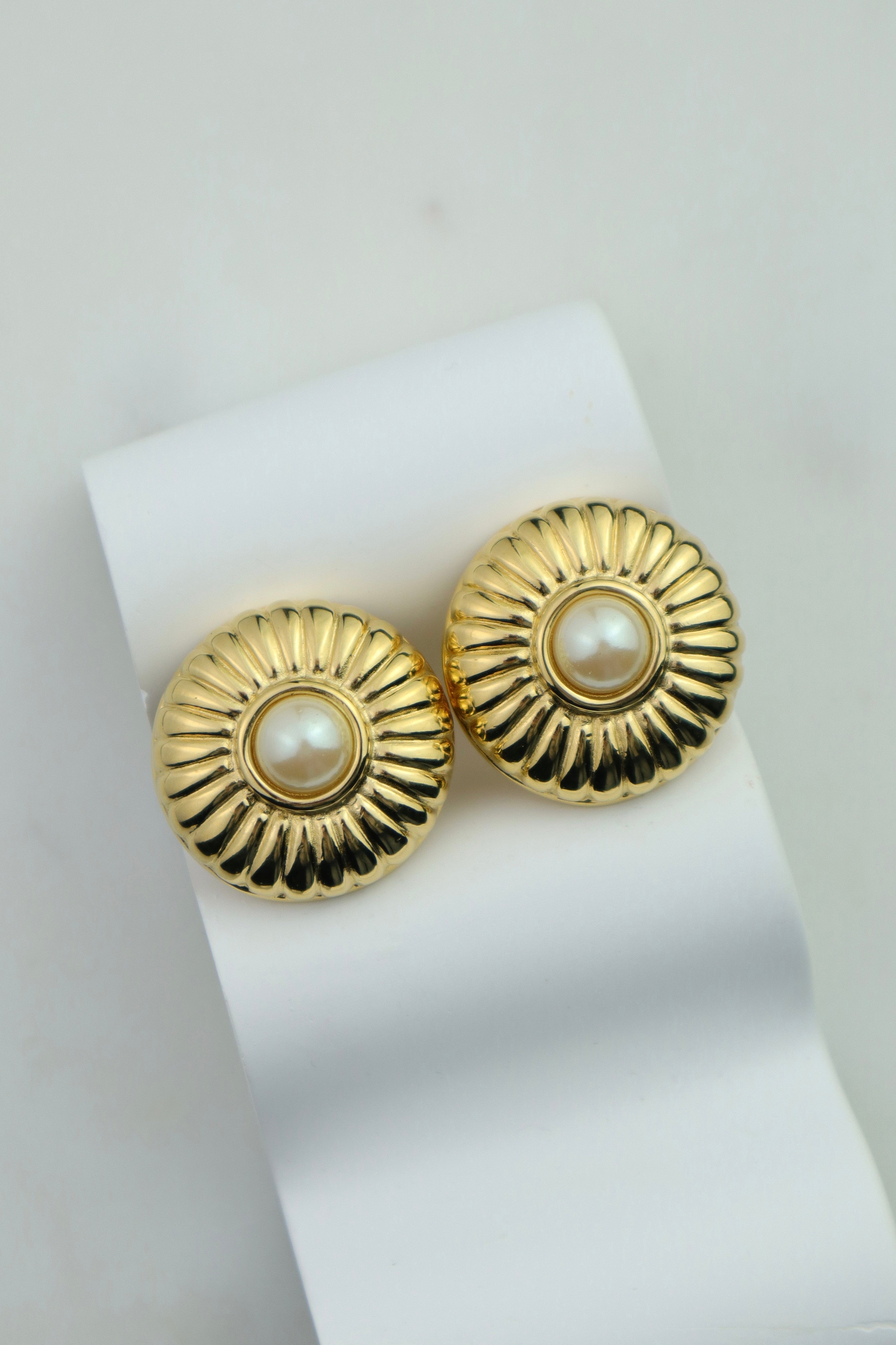 Givenchy - okazałe klipsy z perłą