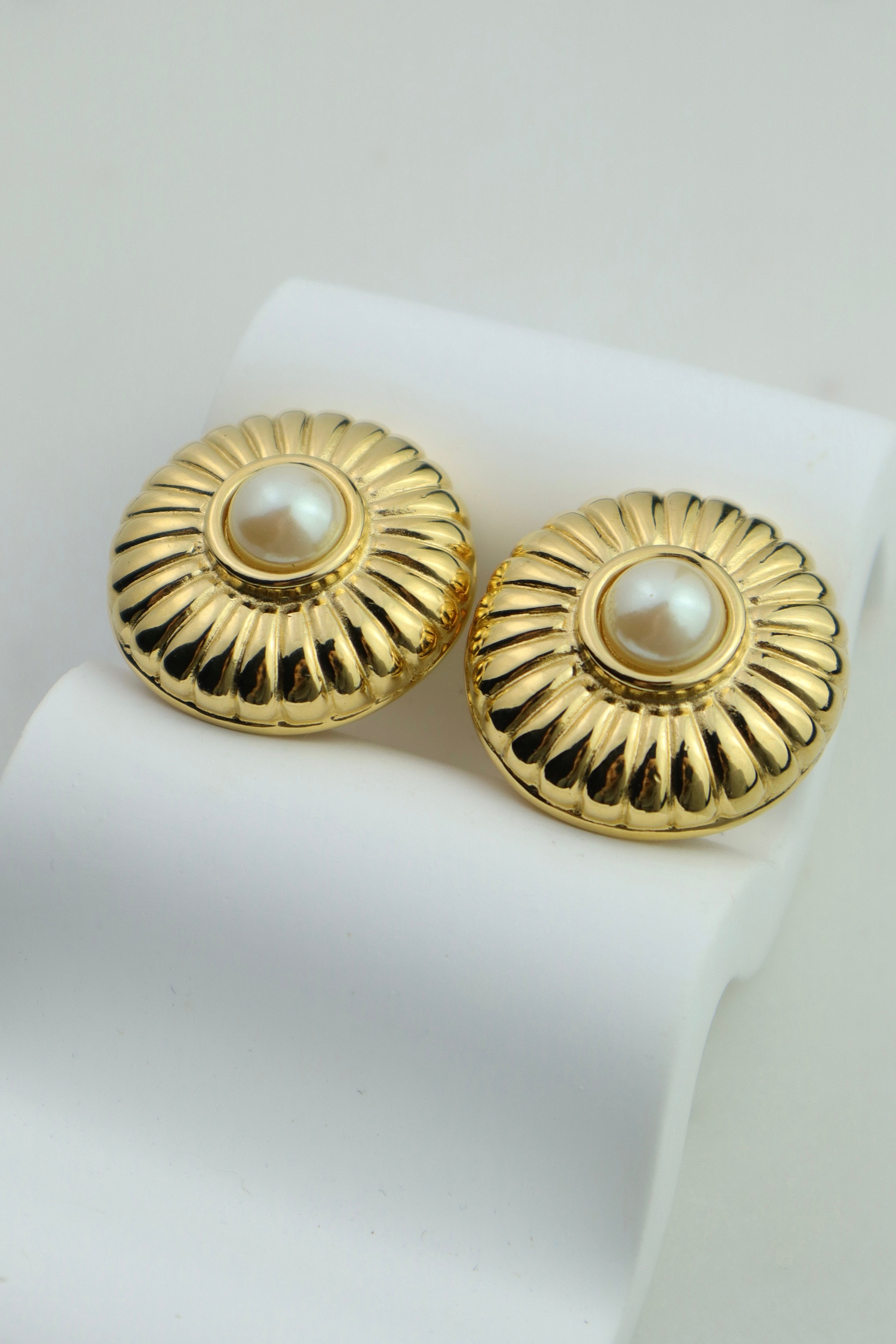 Givenchy - okazałe klipsy z perłą