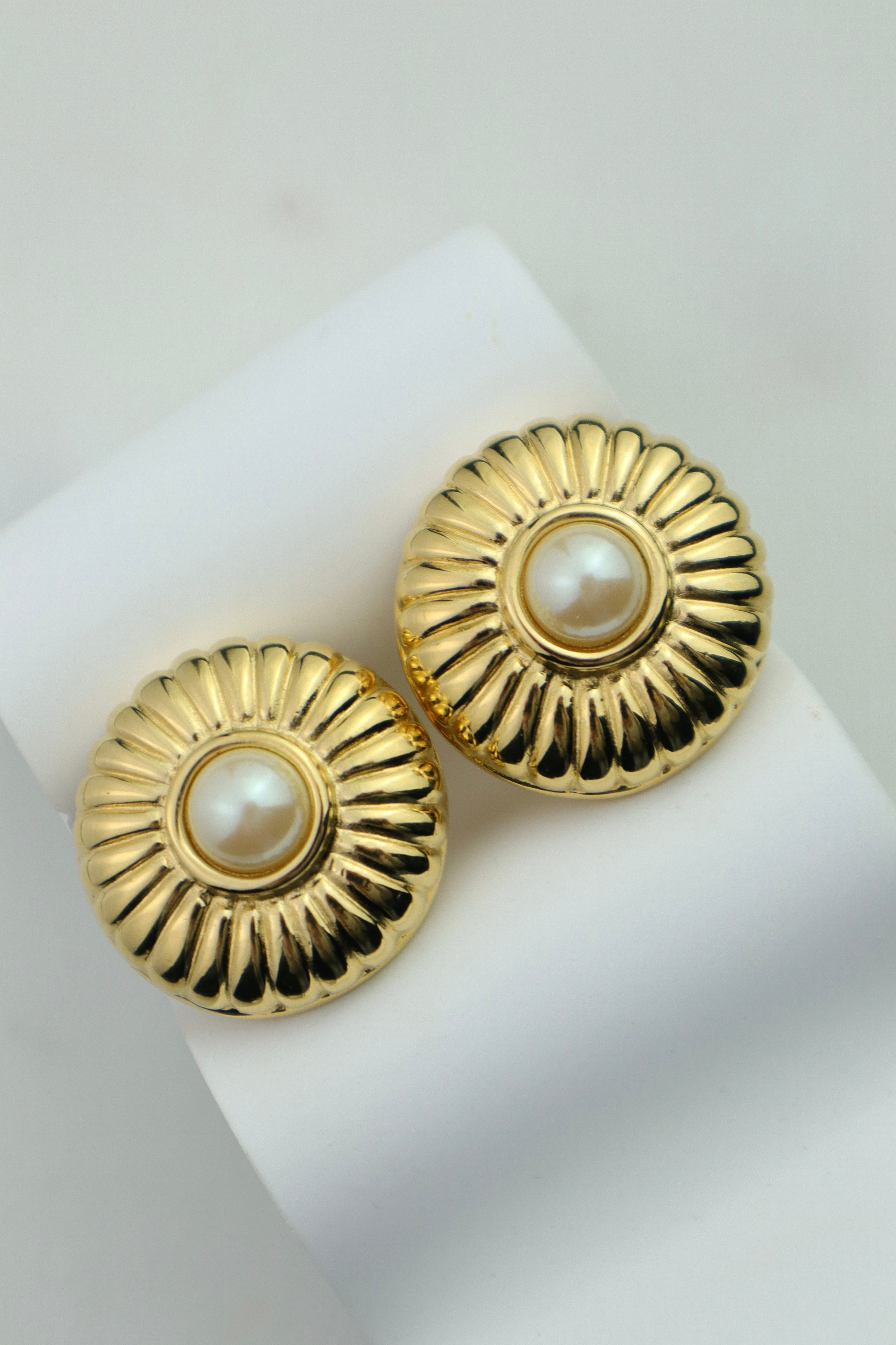 Givenchy - okazałe klipsy z perłą