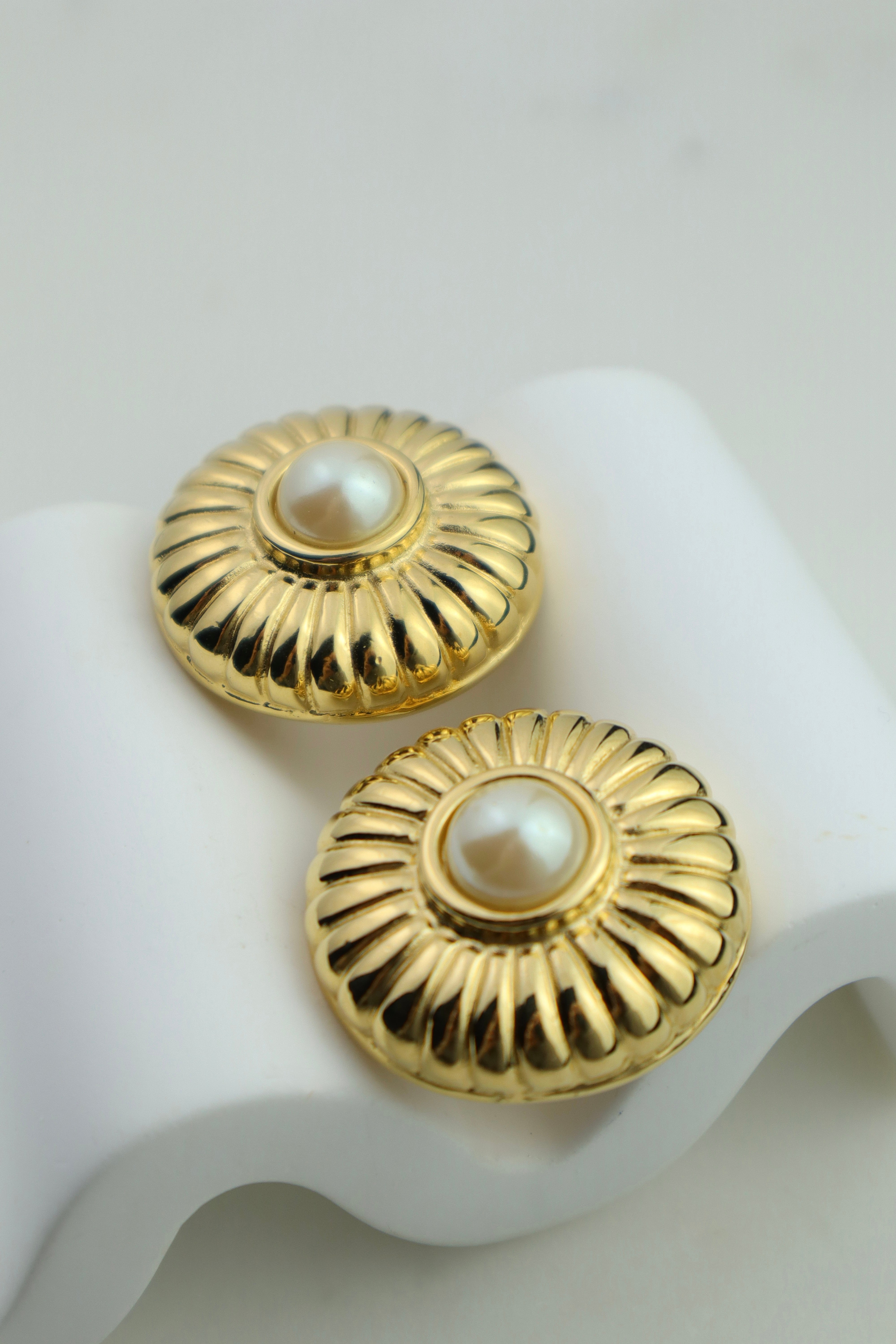 Givenchy - okazałe klipsy z perłą