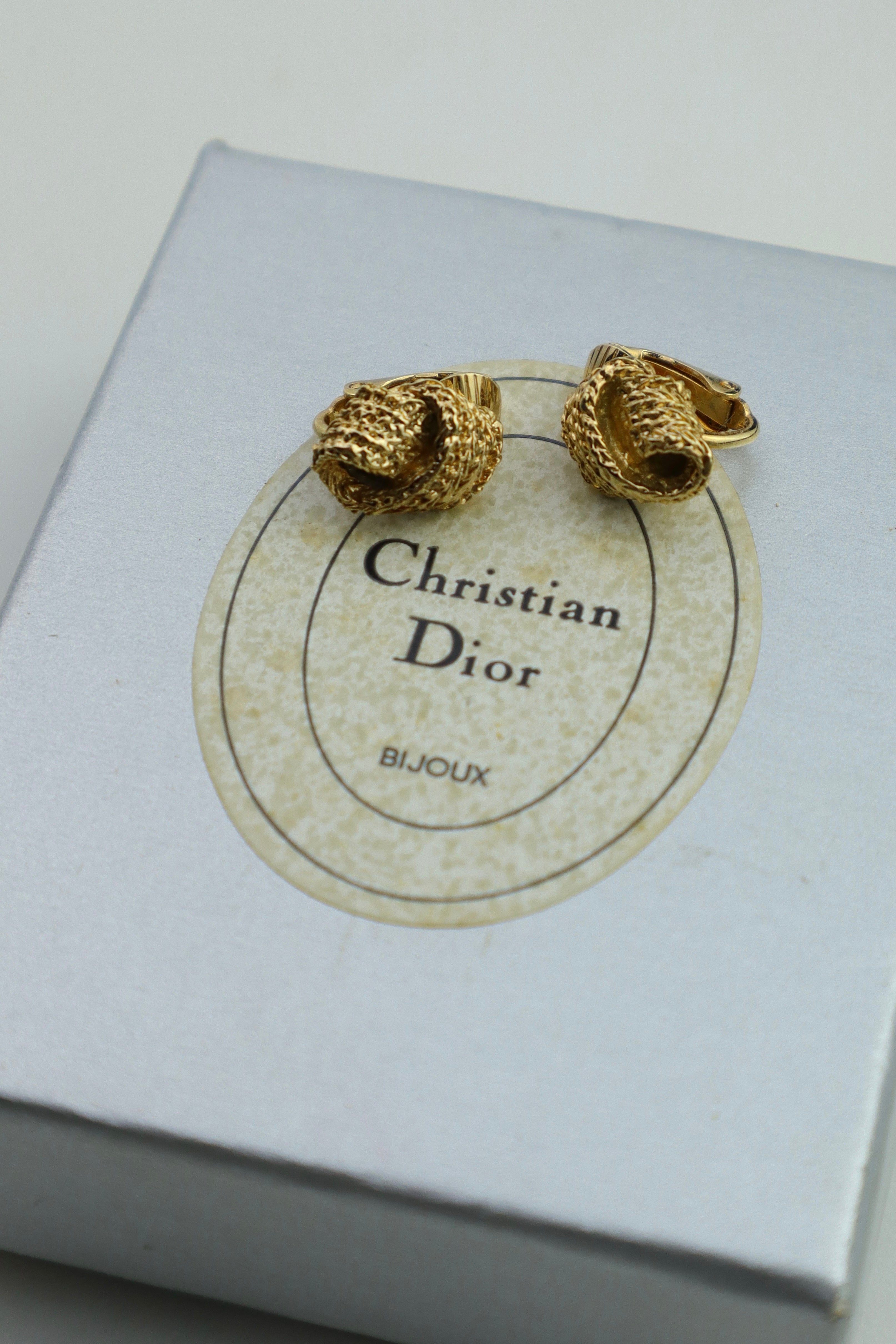 Christian Dior - minimalistyczne klipsy pozłacane supełki