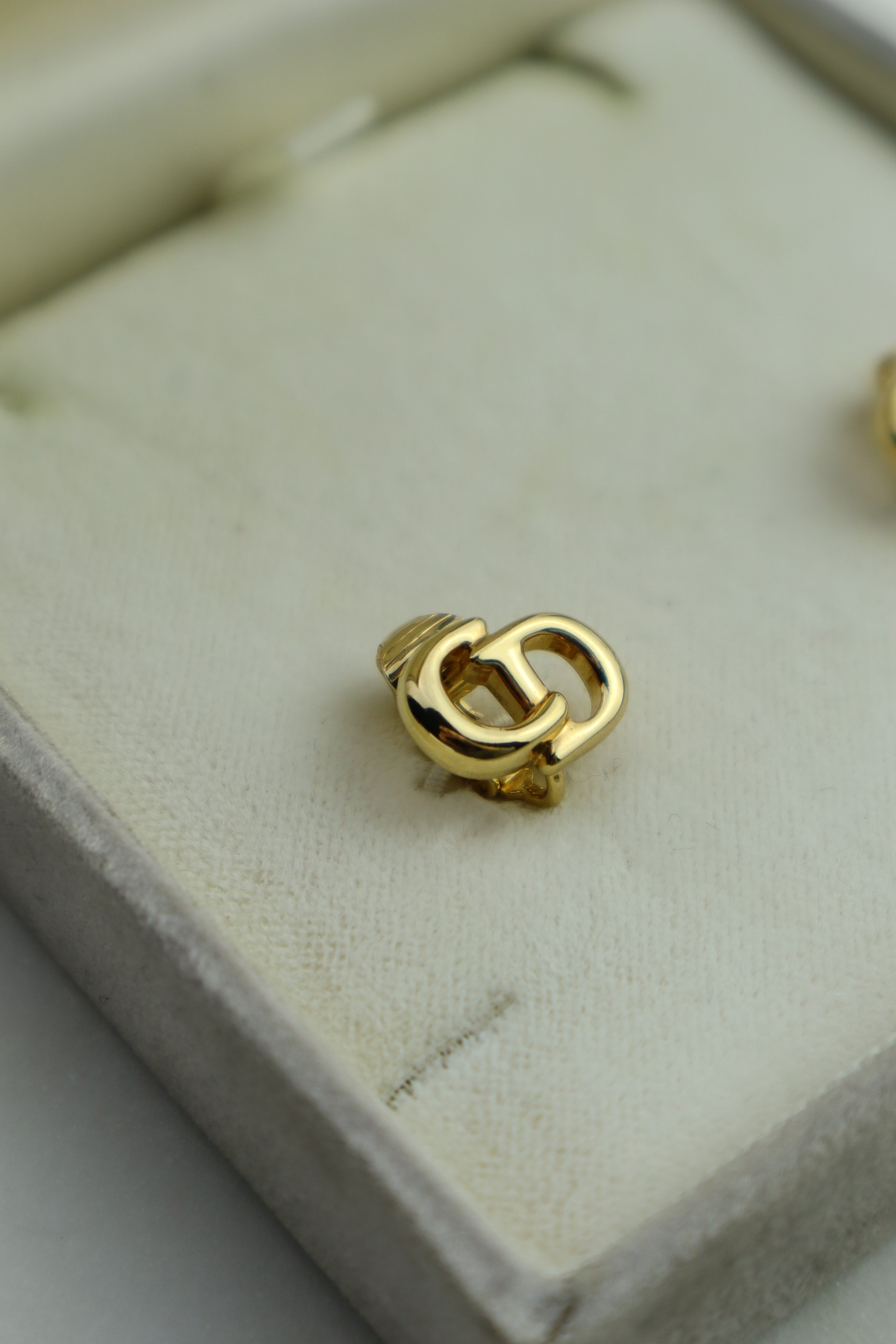 Christian Dior - klipsy klasyczny monogram CD